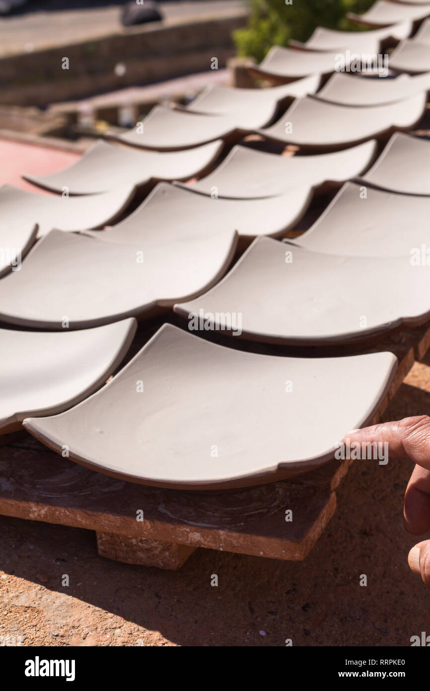 Stessi prodotti ceramici, stil materie, arrivare a secco su sun all'aperto presso il cantiere di produzione. Safi, Marocco. Foto Stock
