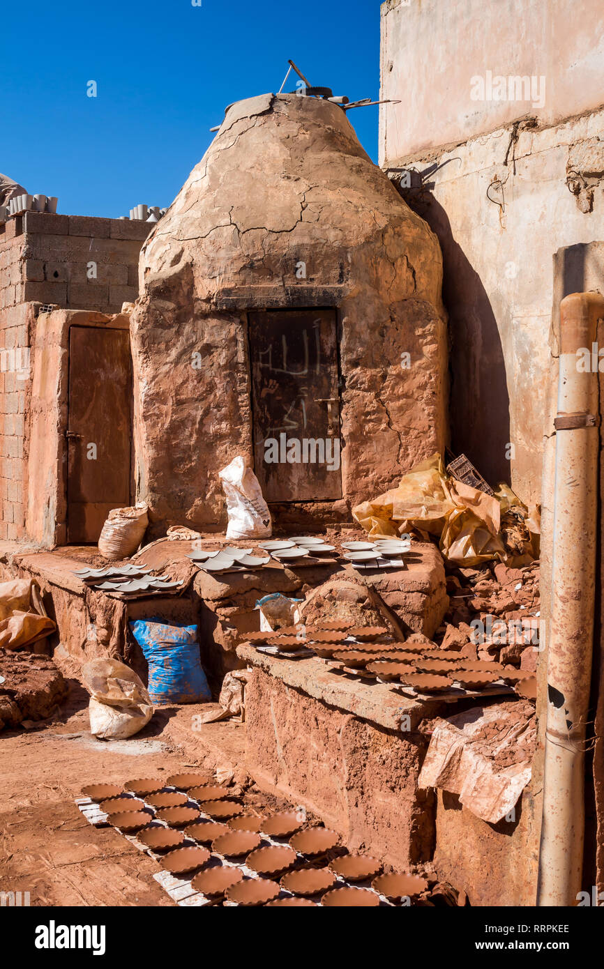 Forno tradizionale utilizzato nella produzione di ceramica. Forno è collocato all'esterno, tra le case. Azzurro cielo. Safi, Marocco. Foto Stock
