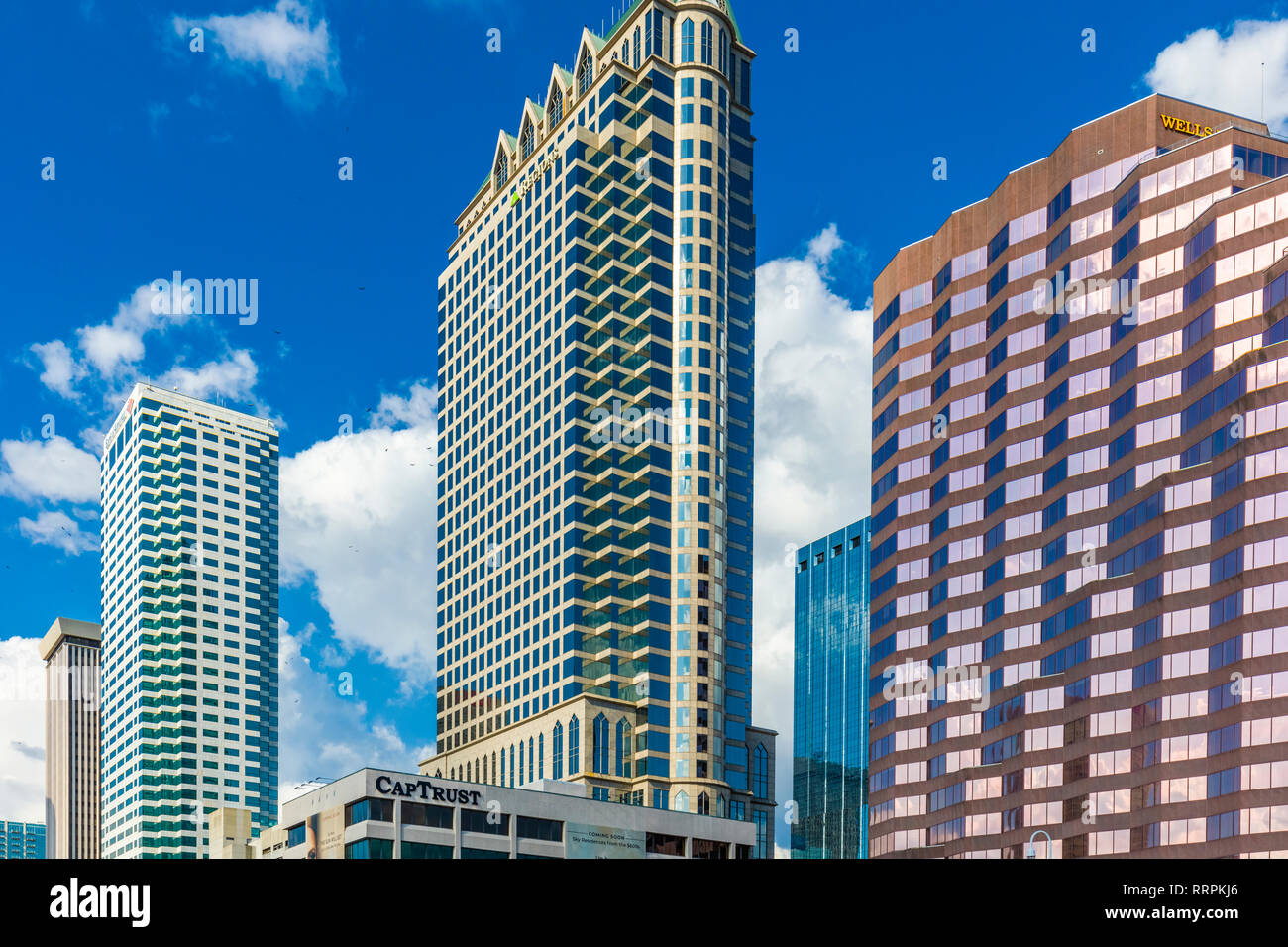 Edifici alti in downtown Tampa Florida su un luminoso giorno di sole Foto Stock