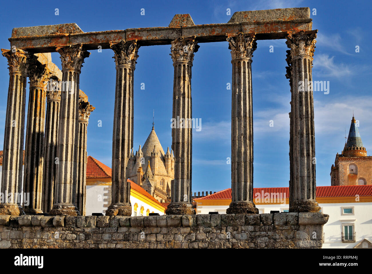 Le rovine di un tempio romano nel centro città Foto Stock