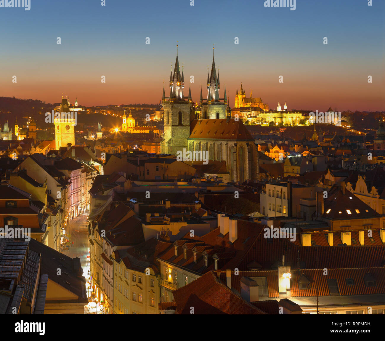 Praga - la città con la Chiesa di Nostra Signora di Týn e il castello con la cattedrale in background al crepuscolo. Foto Stock