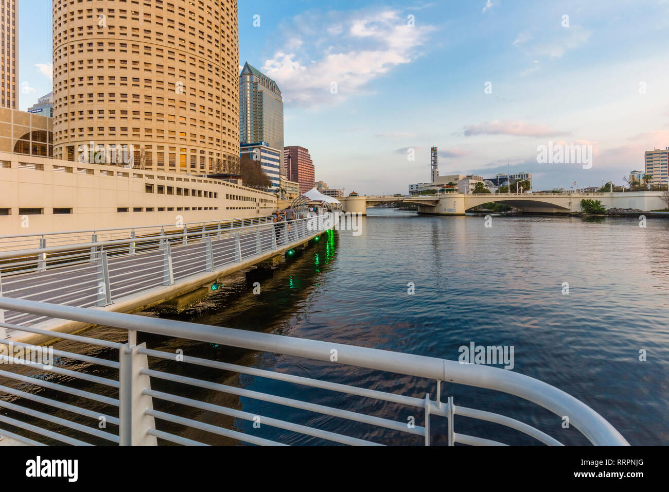 Tampa Riverwalk un sentiero pedonale lungo il fiume Hillsborough in downtown Tampa, Florida. Foto Stock