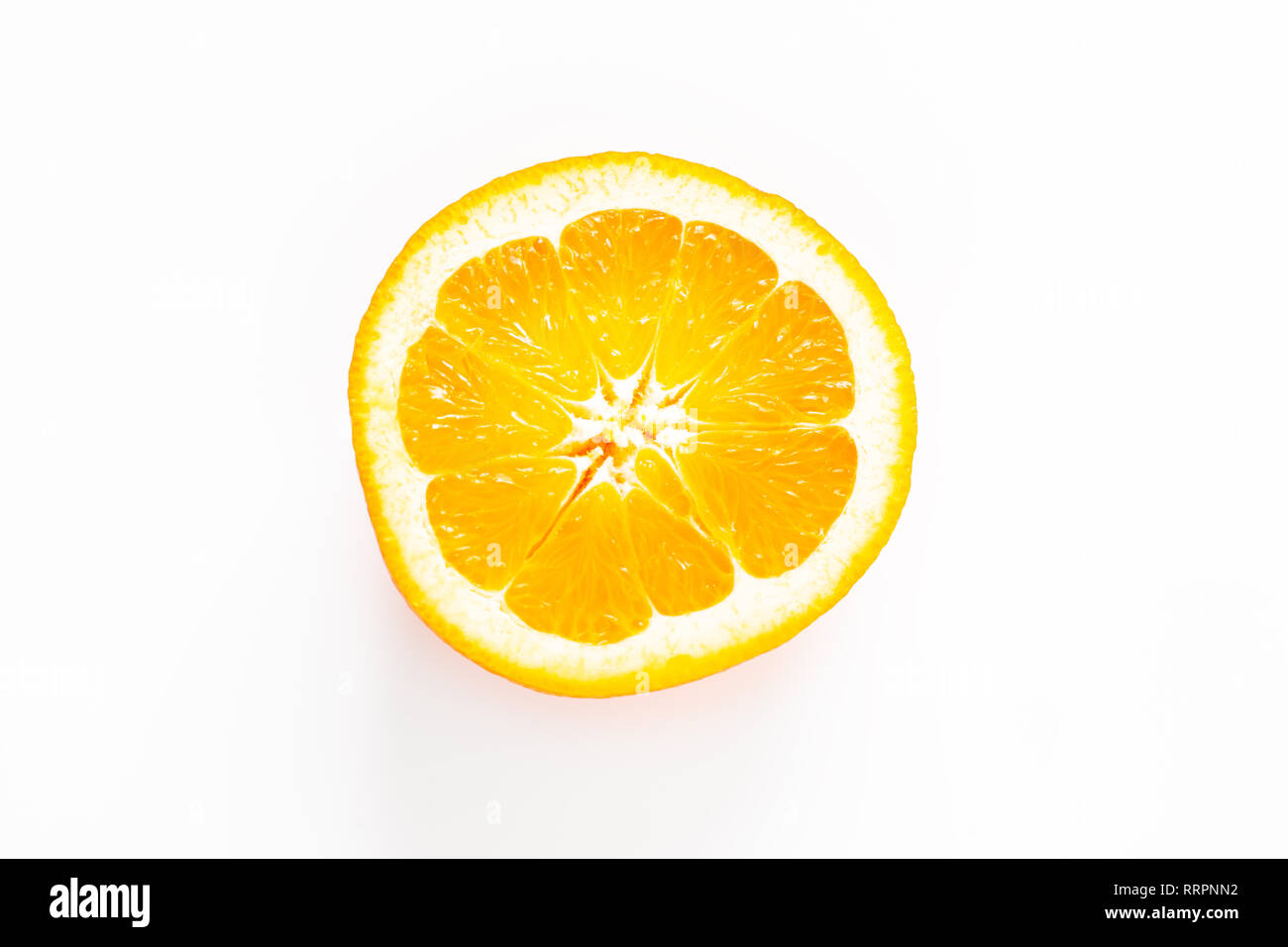 Concetto di cibo arancione organico o di pomelo frutta tagliata haft su sfondo bianco Foto Stock