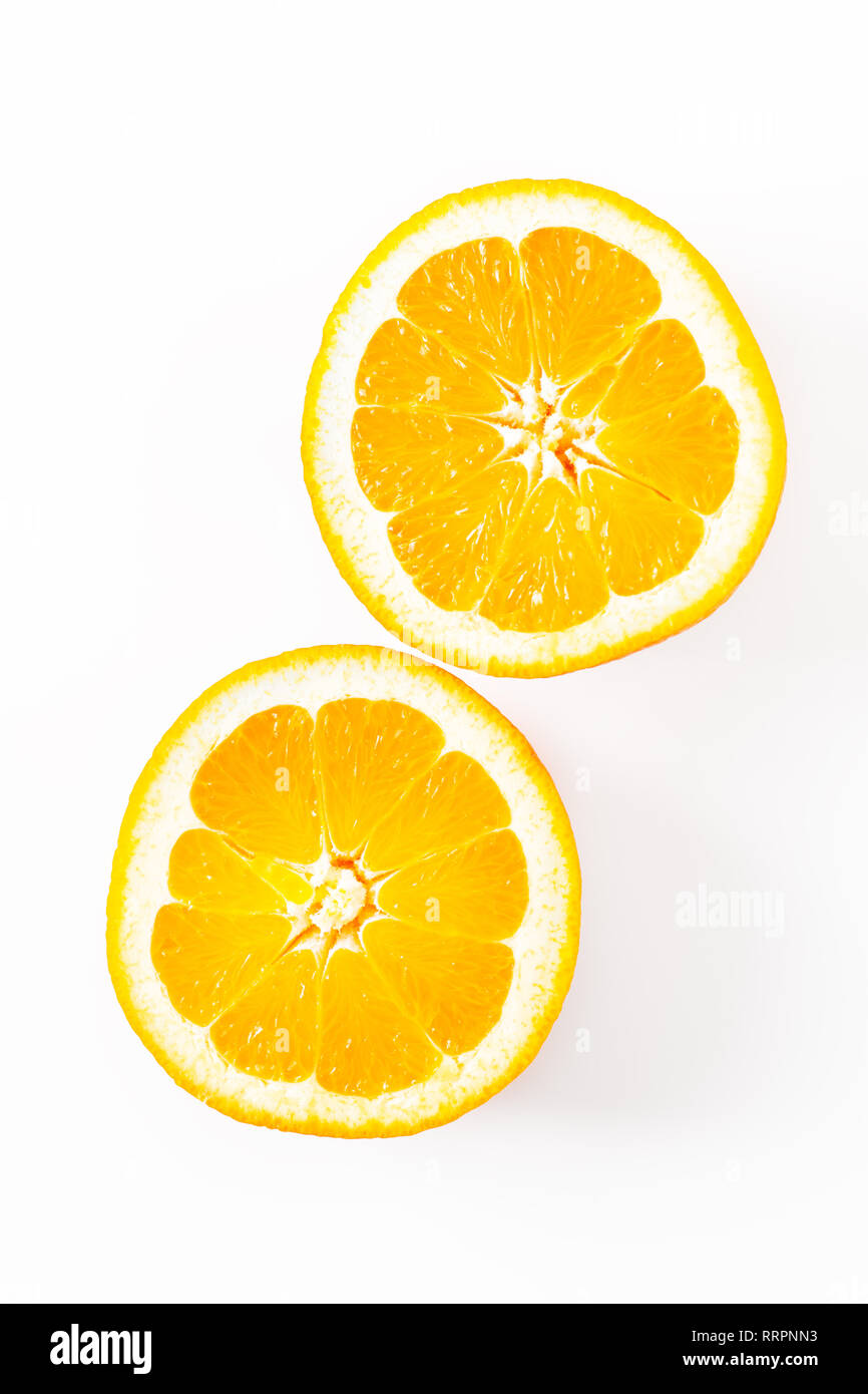 Concetto di cibo arancione organico o di pomelo frutta tagliata haft su sfondo bianco Foto Stock