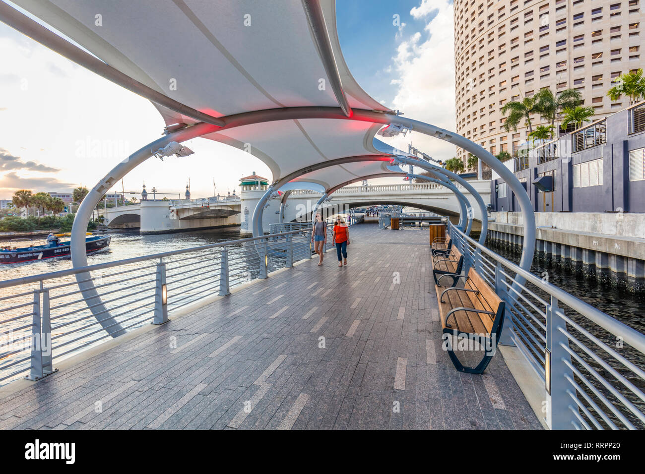 Tampa Riverwalk un sentiero pedonale lungo il fiume Hillsborough in downtown Tampa, Florida. Foto Stock