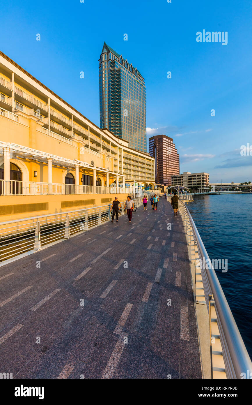 Tampa Riverwalk un sentiero pedonale lungo il fiume Hillsborough in downtown Tampa, Florida. Foto Stock