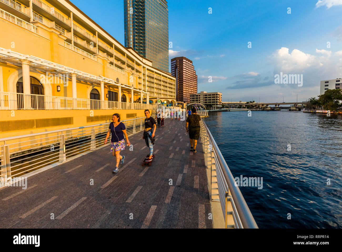 Tampa Riverwalk un sentiero pedonale lungo il fiume Hillsborough in downtown Tampa, Florida. Foto Stock