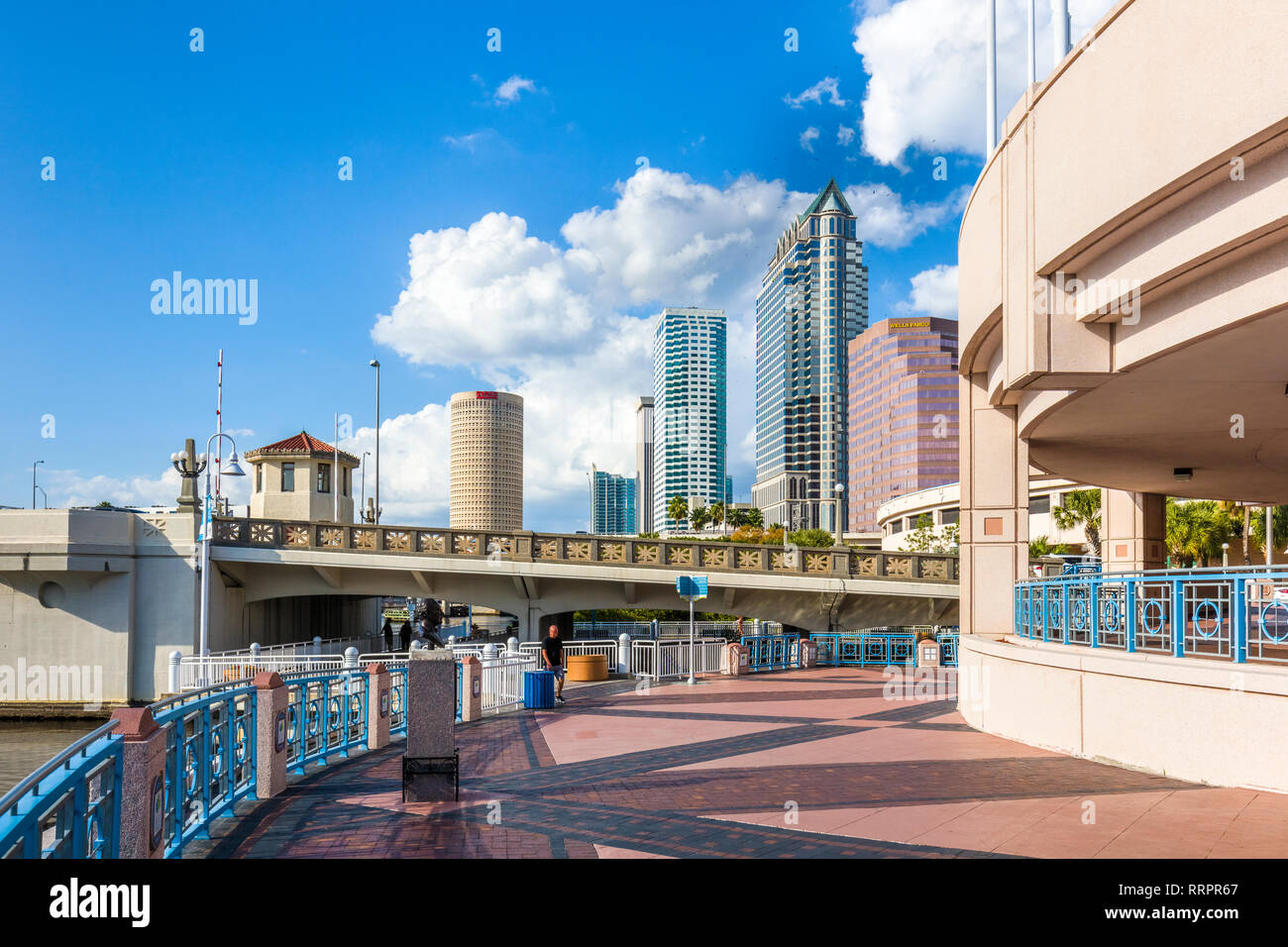 Tampa Riverwalk un sentiero pedonale lungo il fiume Hillsborough in downtown Tampa, Florida. Foto Stock