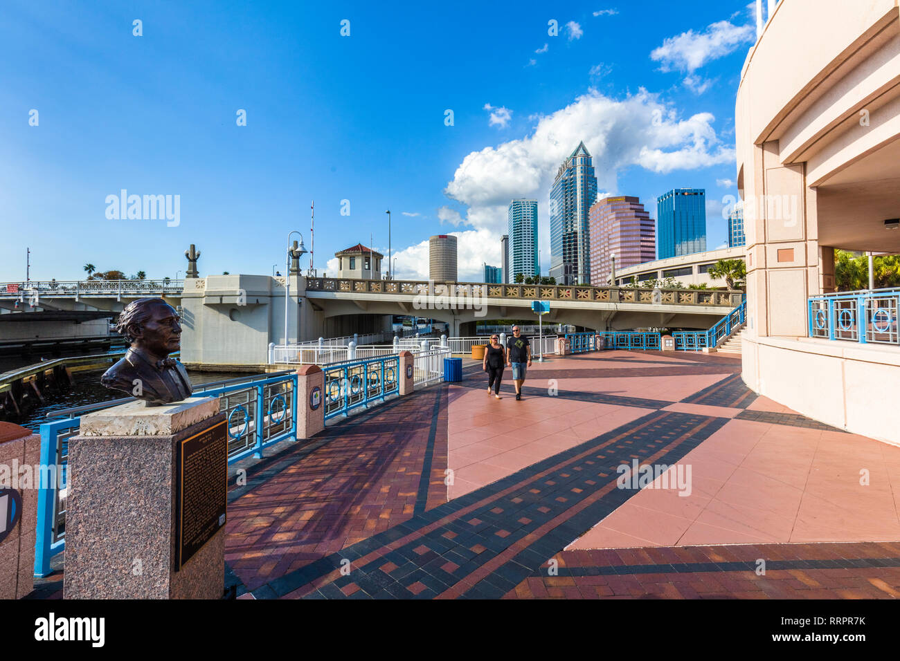 Tampa Riverwalk un sentiero pedonale lungo il fiume Hillsborough in downtown Tampa, Florida. Foto Stock