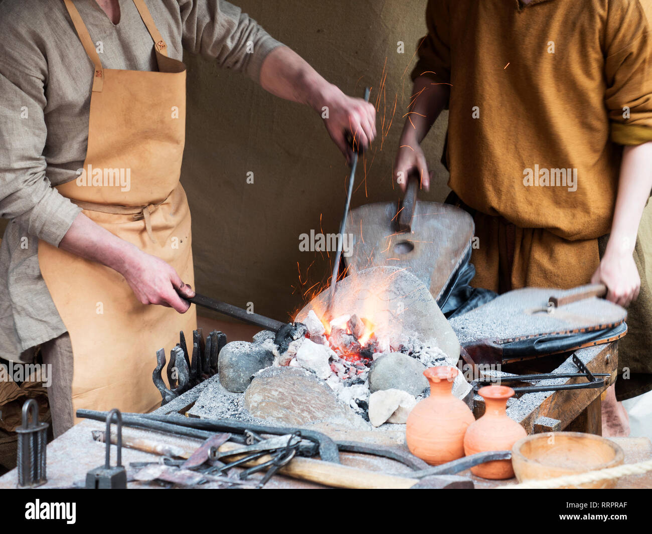 Forge dimostrazione a Jorvik Viking Festival in Parlamento Street della città di York Yorkshire Inghilterra Foto Stock