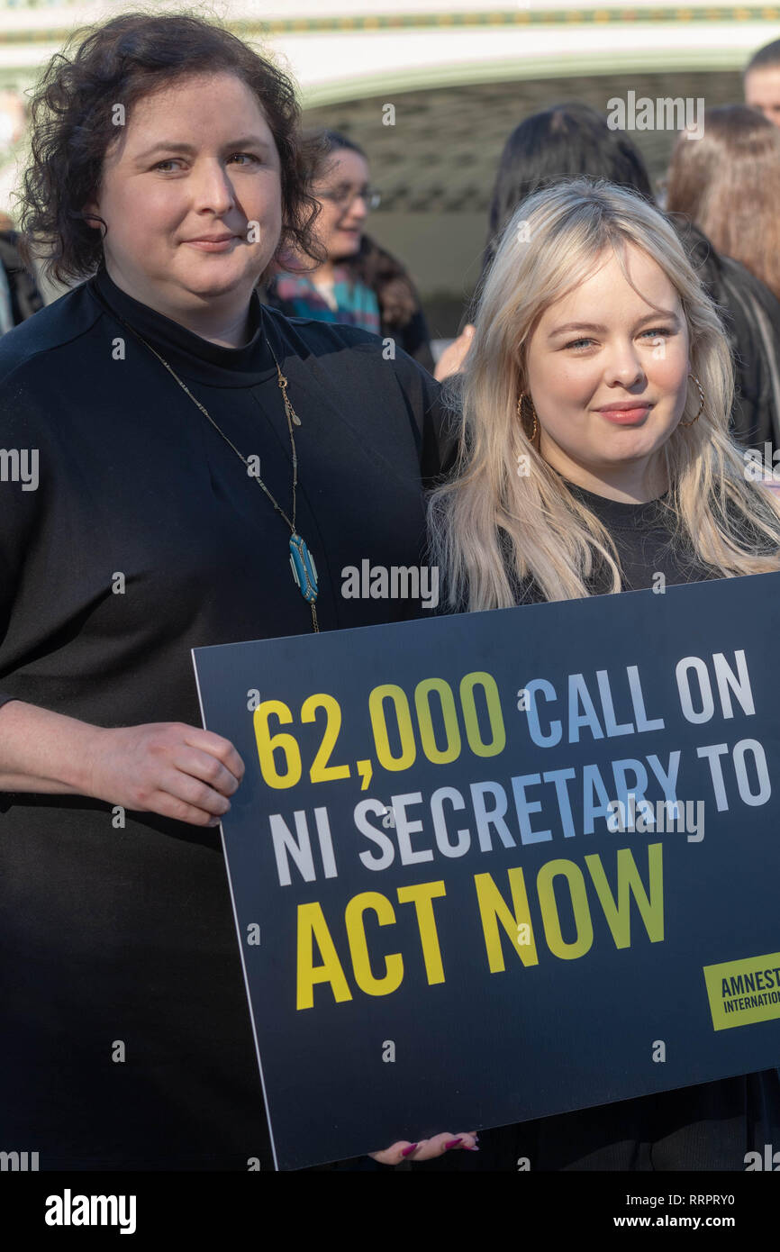 Londra, Regno Unito. Il 26 febbraio, 2019. A marzo il supporto di depenalizzazione dell aborto in Irlanda del Nord ha avuto luogo oggi compresi di consegnare una petizione per il Northern Ireland Office. Il mese di marzo è stata sostenuta dal partito trasversale MP e due attori da Derry ragazze, Nocola Coughlan e Siobhan Mc Sweeney (a sinistra della foto) Credit Ian Davidson/Alamy Live News Foto Stock