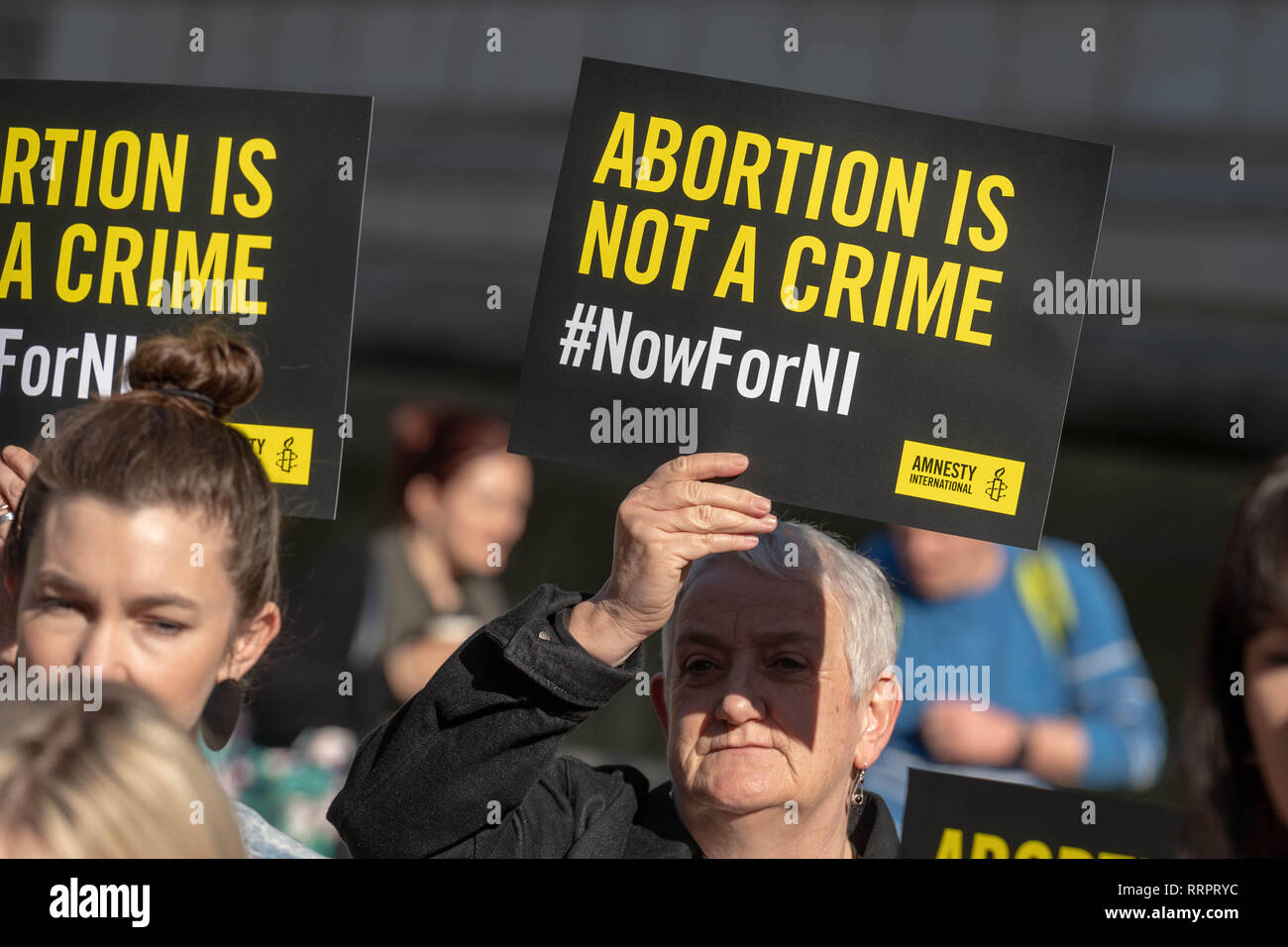 Londra, Regno Unito. Il 26 febbraio, 2019. A marzo il supporto di depenalizzazione dell aborto in Irlanda del Nord ha avuto luogo oggi compresi di consegnare una petizione per il Northern Ireland Office. Il mese di marzo è stata sostenuta dal partito trasversale MP e due attori da Derry ragazze, Nocola Coughlan e Siobhan Mc Sweeney Credit Ian Davidson/Alamy Live News Foto Stock