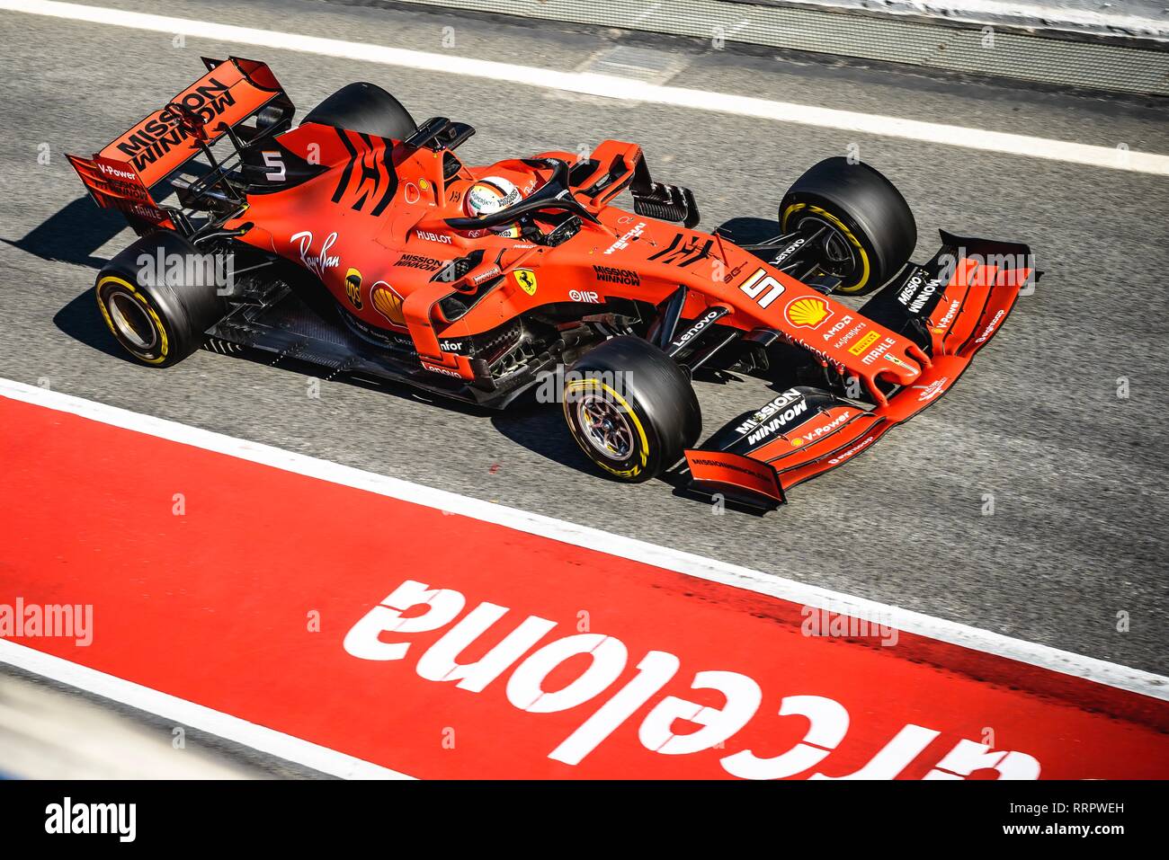 Barcellona, Spagna. 26 Febbraio, 2019. SEBASTIAN VETTEL (GER) dal team Ferrari unità nel suo nel suo SF90 in pit lane al giorno cinque della Formula Uno dei test invernali sul Circuito de Catalunya Credito: Matthias Oesterle/Alamy Live News Foto Stock