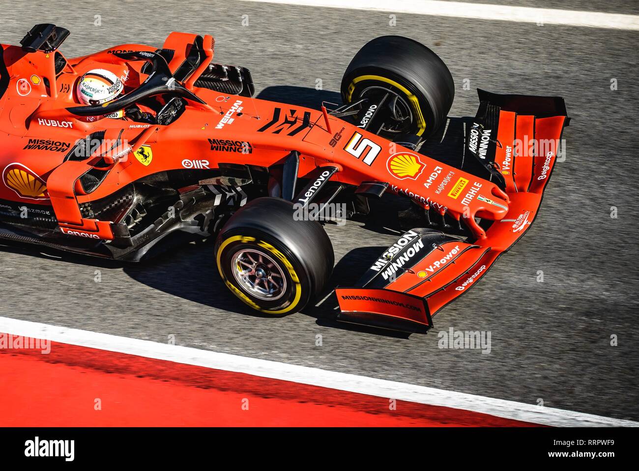 Barcellona, Spagna. 26 Febbraio, 2019. SEBASTIAN VETTEL (GER) dal team Ferrari unità nel suo nel suo SF90 in pit lane al giorno cinque della Formula Uno dei test invernali sul Circuito de Catalunya Credito: Matthias Oesterle/Alamy Live News Foto Stock