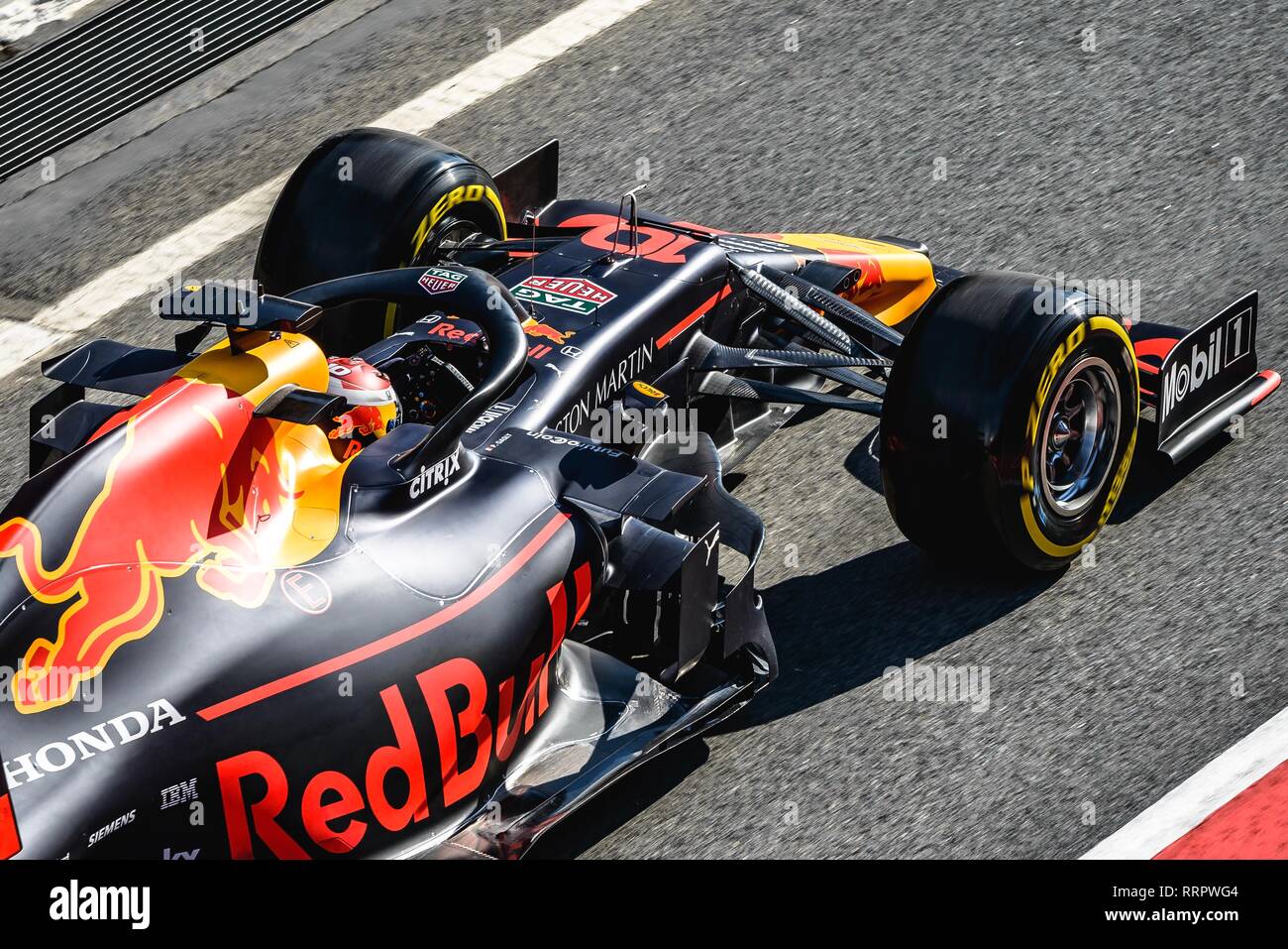 Barcellona, Spagna. 26 Febbraio, 2019. PIERRE GASLY (FRA) dal team Red Bull unità nella sua nella sua RB15 in pit lane al giorno cinque della Formula Uno dei test invernali sul Circuito de Catalunya Credito: Matthias Oesterle/Alamy Live News Foto Stock
