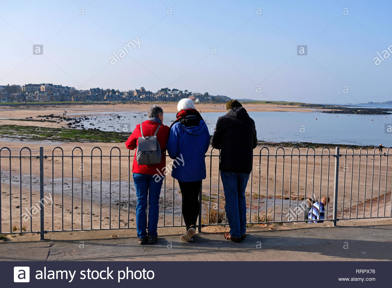 A North Berwick, Regno Unito. Il 26 febbraio 2019. Le persone che si godono il sole in Lothian città costiera di North Berwick, Scozia. West Bay Beach. Credito: Craig Brown/Alamy Live News Foto Stock