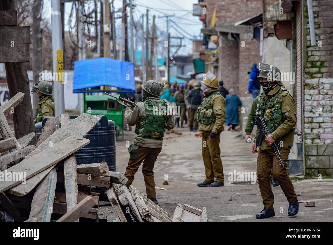 Srinagar, Jammu e Kashmir in India. 26 Febbraio, 2019. Indiano trooper paramilitari visto reagire durante gli scontri a Srinagar.Le forze indiane in Indian amministrato il Kashmir usato gas lacrimogeni gusci per sedare la protesta contro le incursioni sui principali leader separatista da Indiana funzionari di intelligence. Credito: Idrees Abbas SOPA/images/ZUMA filo/Alamy Live News Foto Stock