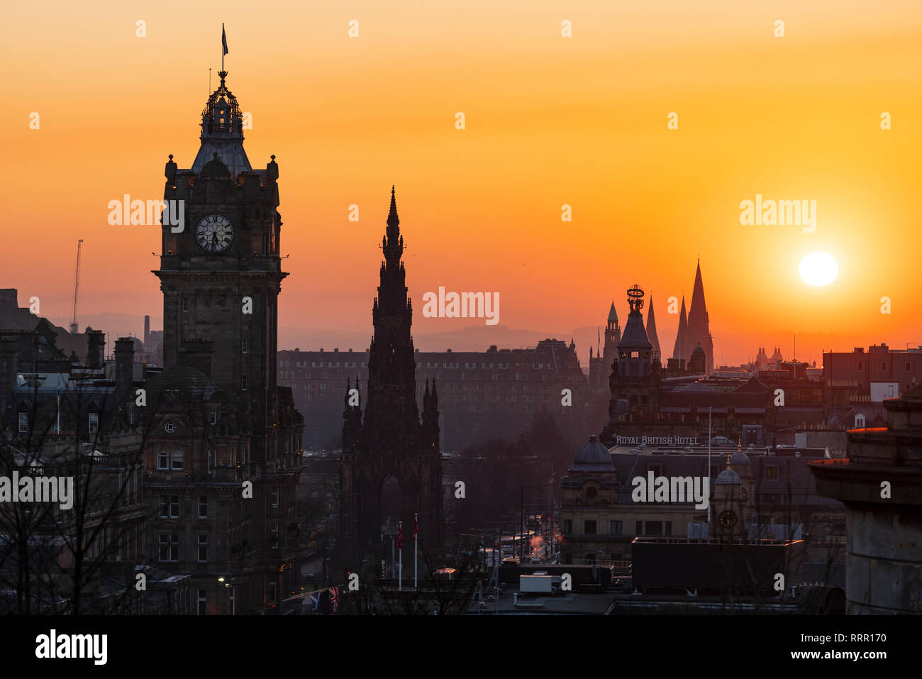 Edimburgo, Scozia, Regno Unito. 26 Febbraio, 2019. Vista al tramonto sul famoso skyline di Edimburgo dal Calton Hill a Edimburgo dopo una calda giornata limpida con temperature che raggiungono 13C. Credito: Iain Masterton/Alamy Live News Foto Stock
