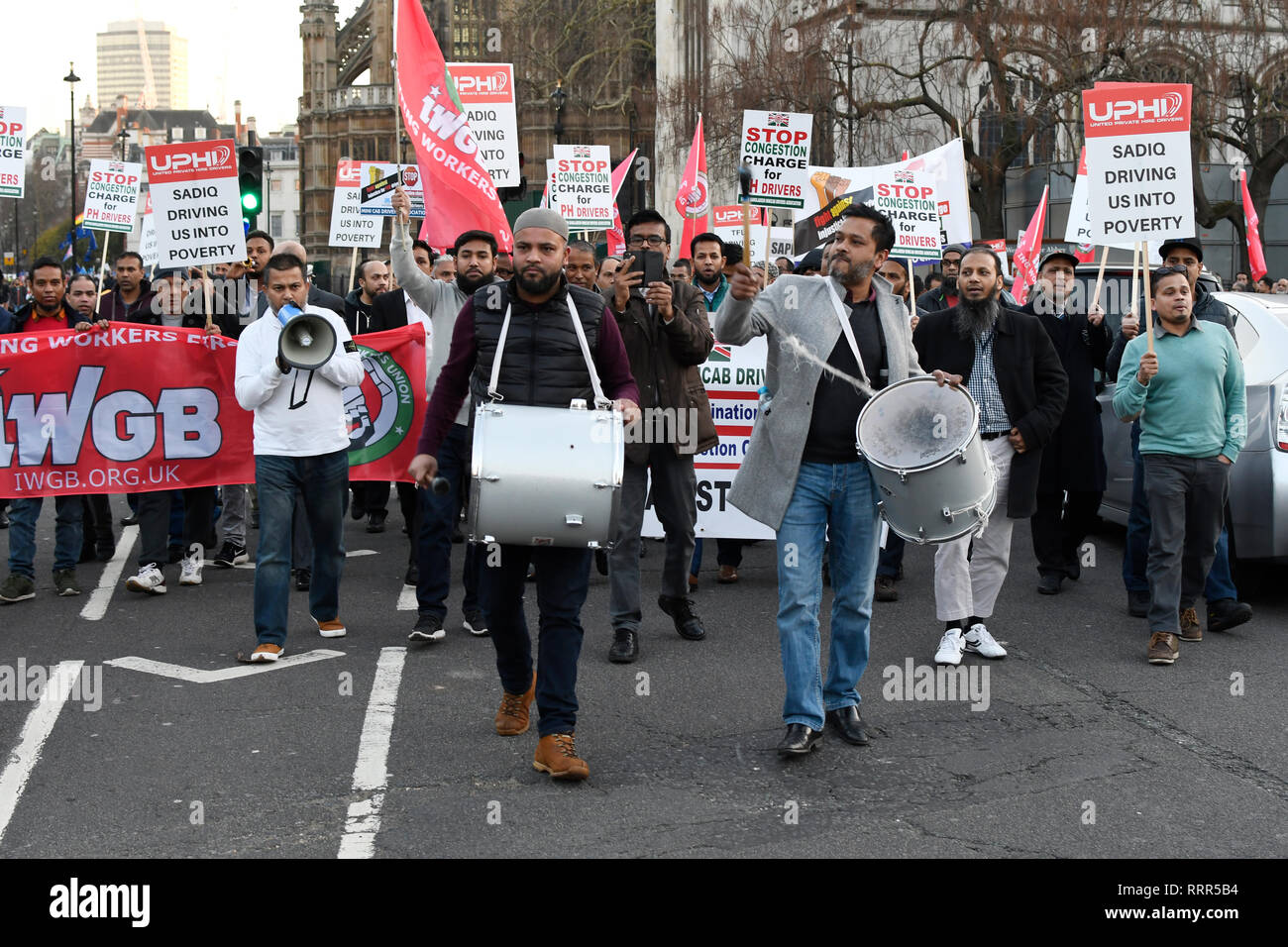 I driver di minicab visto suonando la batteria durante la protesta. I driver di minicab bloccata la piazza del Parlamento in protesta per le modifiche alla tassa di congestione. I driver sono contro gli oneri di congestione introdotto dal sindaco Sadiq Khan. TFL detto la misura è necessaria per ridurre la londinese di inquinamento dell'aria. Foto Stock