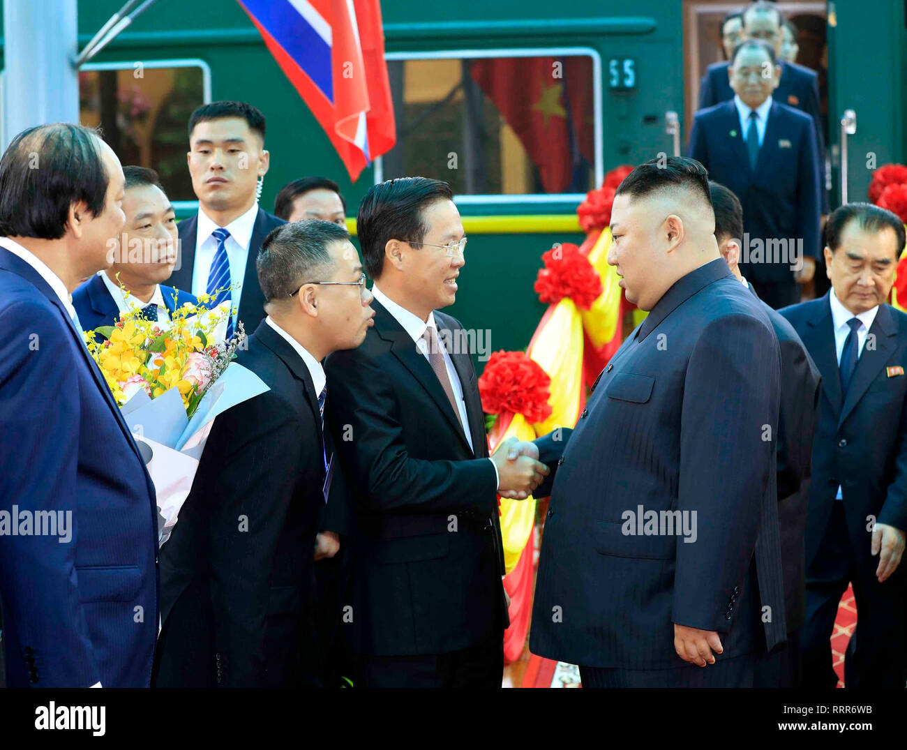 Pechino, Cina. Il 27 febbraio, 2019. In questa foto fornite dal Vietnam News Agency, top leader della Repubblica Popolare Democratica di Corea (DPRK) Kim Jong Onu (R F) arriva a Dong Dang stazione ferroviaria di Lang Son Provincia, Vietnam, nel febbraio 26, 2019. Kim è arrivata in Vietnam Martedì mattina in treno per la sua prima visita ufficiale per il paese e per il secondo vertice con gli Stati Uniti Presidente Donald Trump, Vietnam News Agency ha riferito. Credito: Xinhua/Alamy Live News Foto Stock