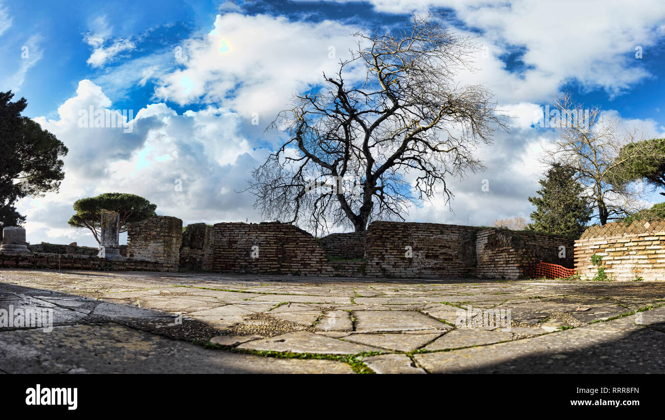 Panorama invernale nelle antiche rovine di Ostia Antica Foto Stock
