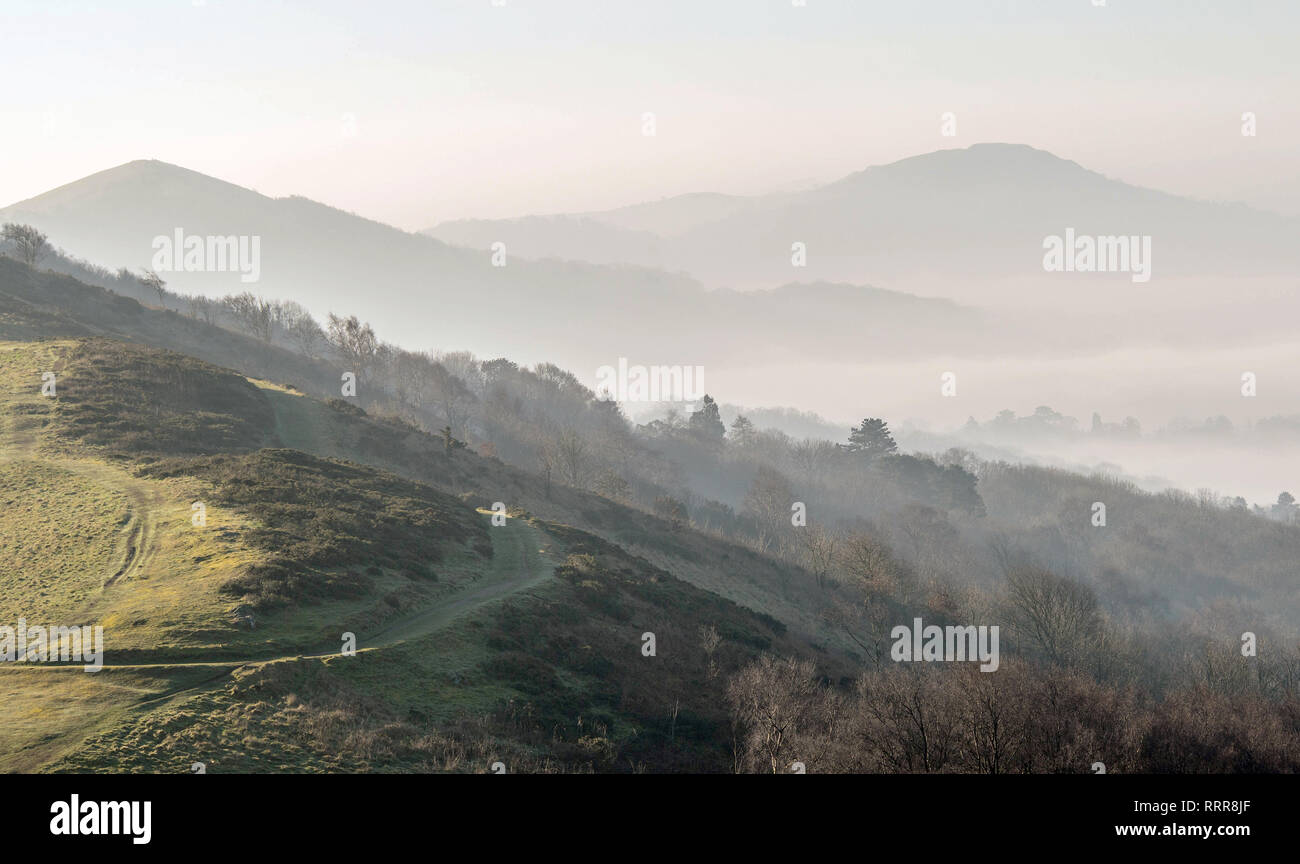 British Camp Herefordshire beacon è avvolta nella nebbia Foto Stock