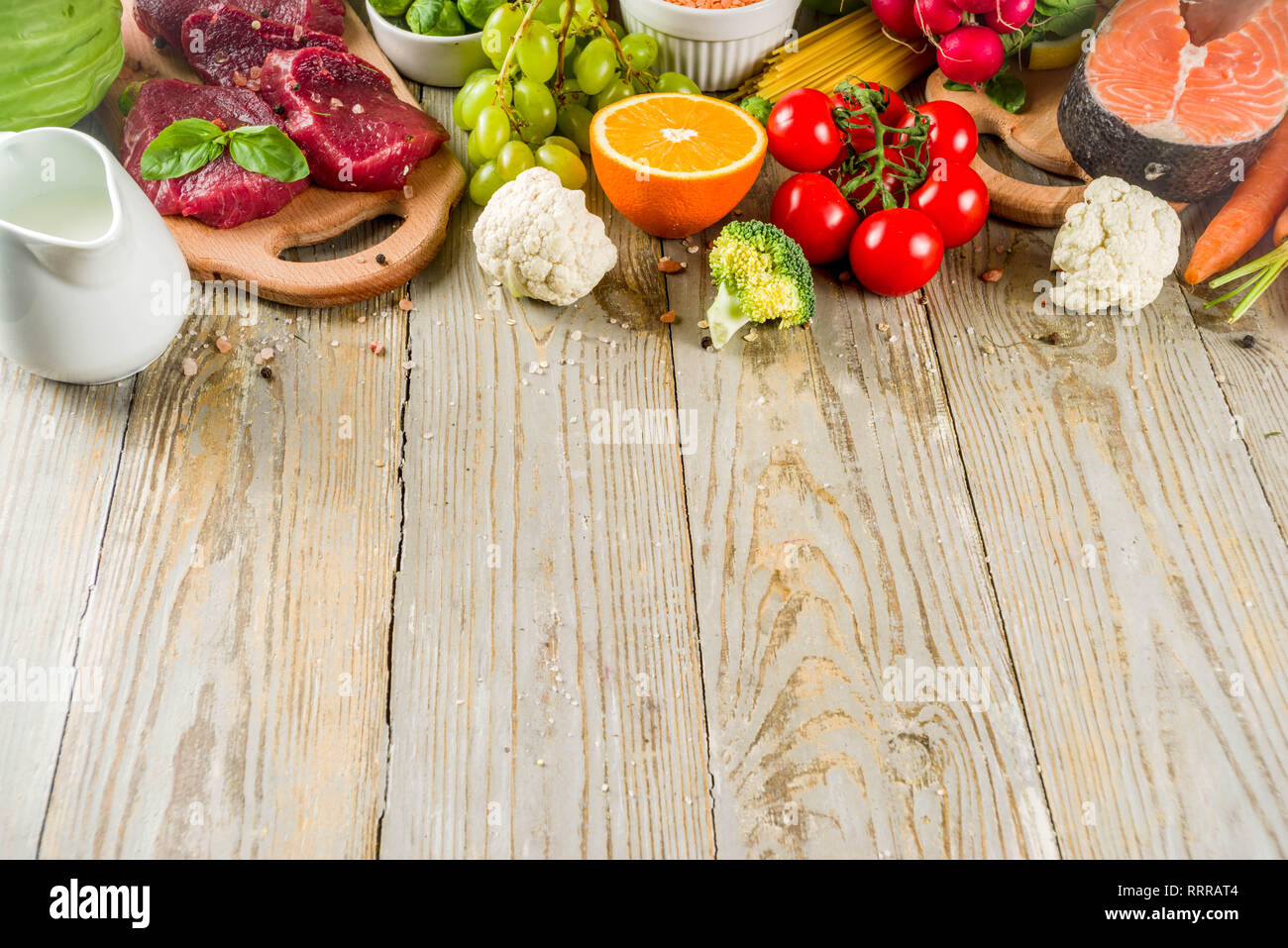 La dieta Flexitarian la dieta con verdure fresche, carne cruda e pesce, legumi, cereali, frutta, sullo sfondo di legno, spazio copia vista superiore Foto Stock