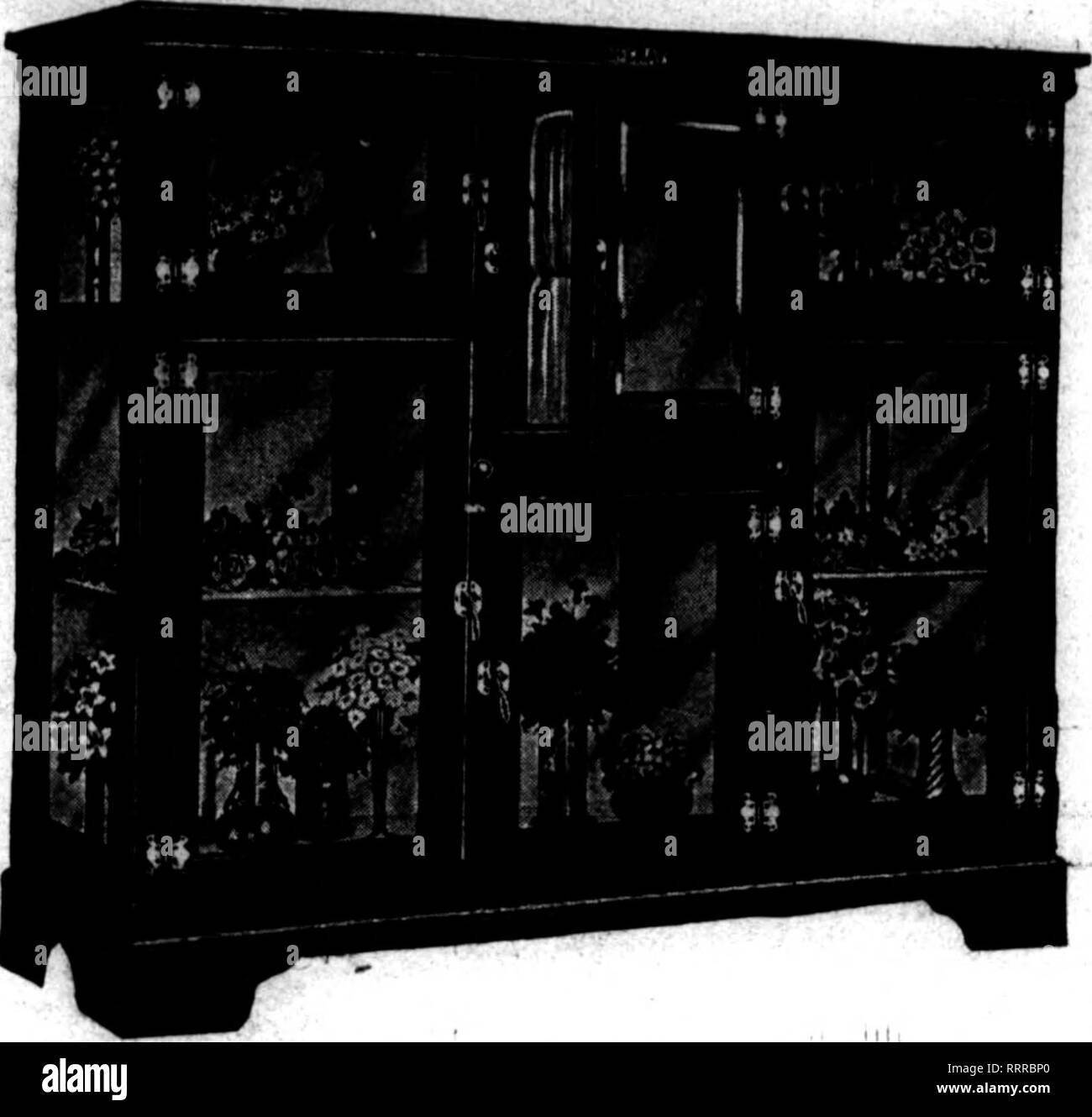 . Fioristi' review [microformati]. Floricoltura. ''!-,;?"":. PSCCMBBB 81, 1914. I fioristi* Review 98. I fiori appassiti che ieri potrebbe essere stato venduto ha avuto oggi il tuo frigorifero mantenute nella condizione. Girare la vostra perdita in profitti senza ritardo, installando un McCRAY fioristi' frigorifero espositore la McCray mantiene i fiori fresche più a lungo rispetto a qualsiasi altro. Il suo sistema di refrigerazione mantiene una temperatura anche di buon grado per la conservazione dei fiori recisi e interamente elimina la grande perdita che è causato da imperfetta refrigera- zione. La McCray è costruita per permettere un attirare Foto Stock