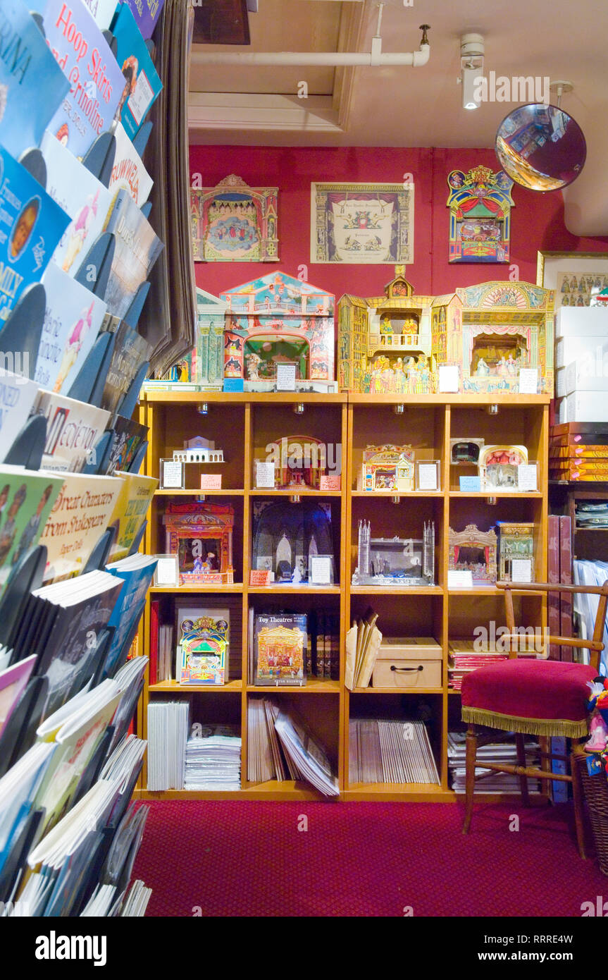 Vintage Toys per la vendita nel vintage toy shop Benjamin Pollack Covent Garden di Londra Foto Stock