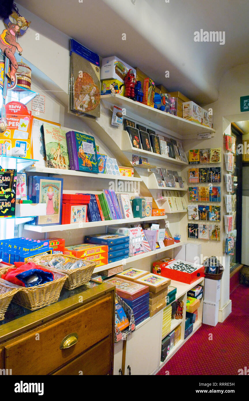 Vintage Toys e libri per la vendita nel vintage toy shop Benjamin Pollack Covent Garden di Londra Foto Stock