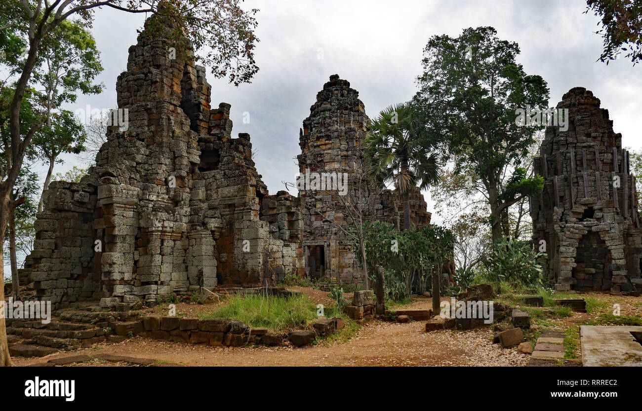 In alto sulla cima di Phnom Banan sorge il sacro cinque pilastri di Wat Prasat Banan. Battambang, Cambogia. 15-12-2018 Foto Stock
