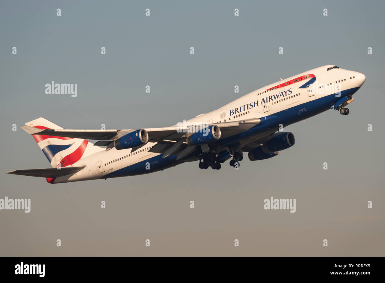 British Airways Boeing 747 Jumbo Jet aereo jet piano G-CIVW decollo dall'Aeroporto Heathrow di Londra, Regno Unito. Compagnia aerea della partenza del volo Foto Stock