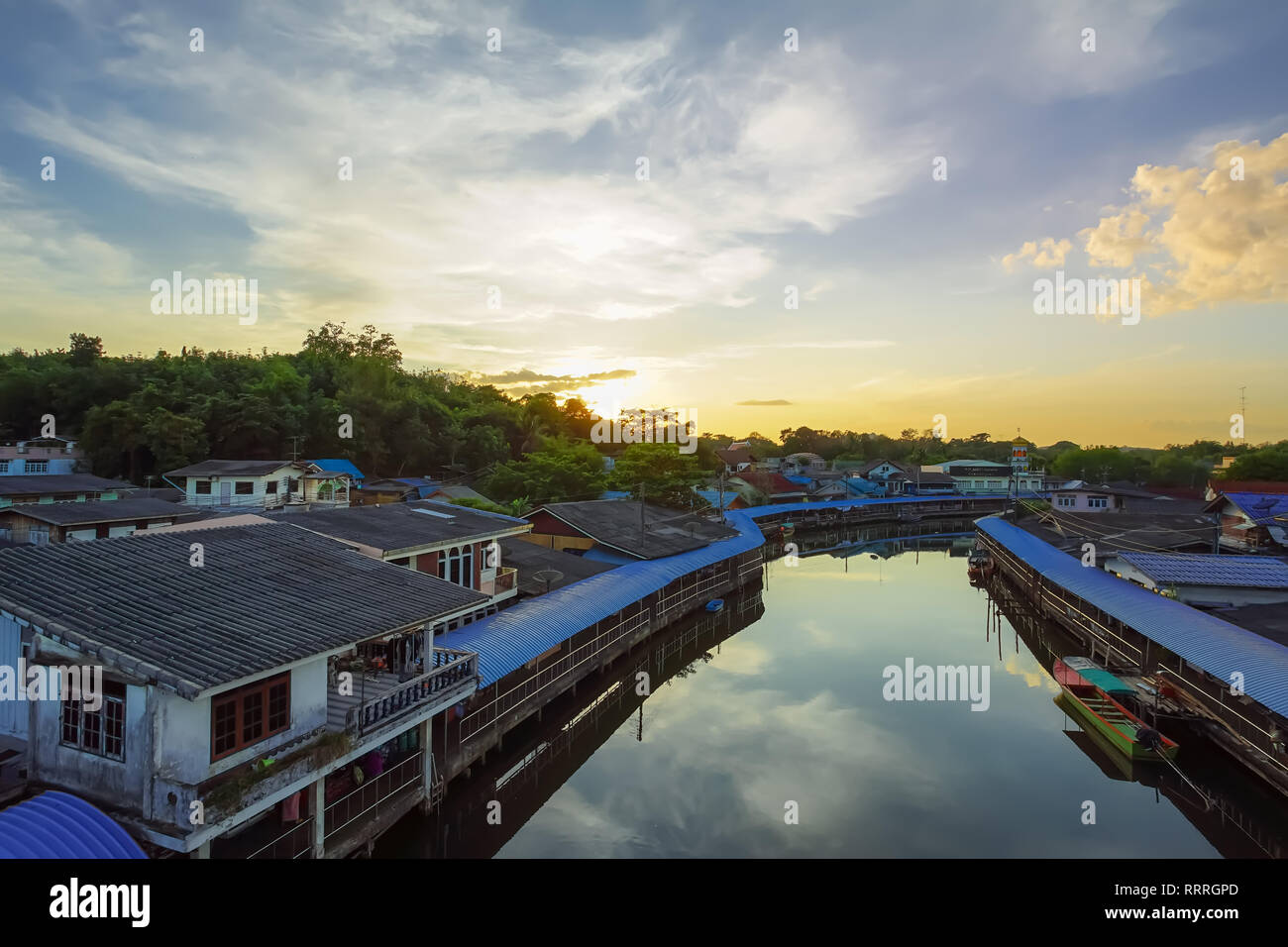 Trat, Tailandia - 01 dicembre, 2018: prima del tramonto in Ban Nam Chieo Village, Trat provincia, Thailandia. Questo luogo è famoso destinazioni di viaggio di E Foto Stock