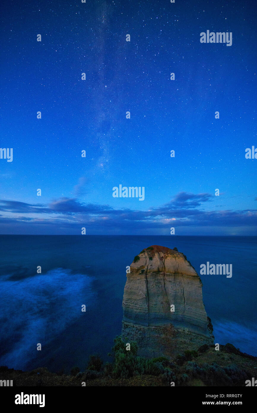 Australia, Victoria, Parco Nazionale di Port Campbell, via lattea oltre gli Apostoli Foto Stock