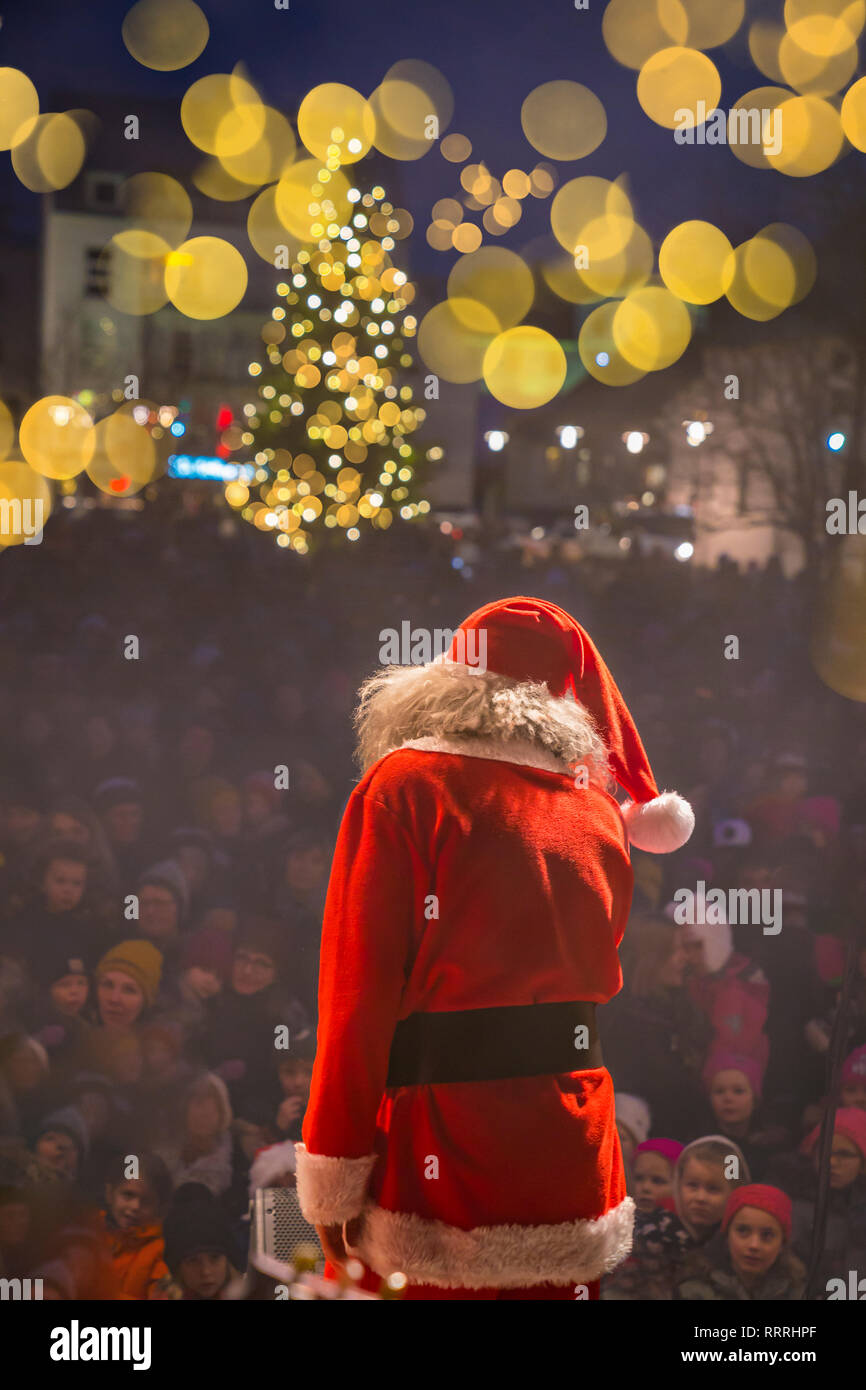 Santa Claus effettuando in corrispondenza di feste di Natale, Reykjavik, Islanda Foto Stock