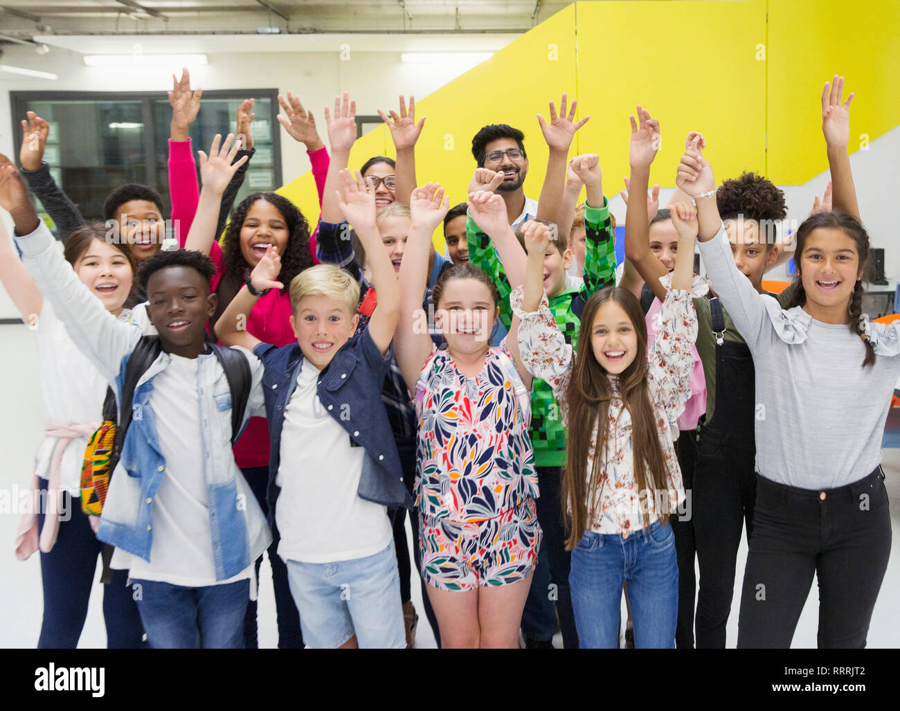 Ritratto entusiastico junior alta gli studenti e gli insegnanti il tifo con le braccia sollevate Foto Stock