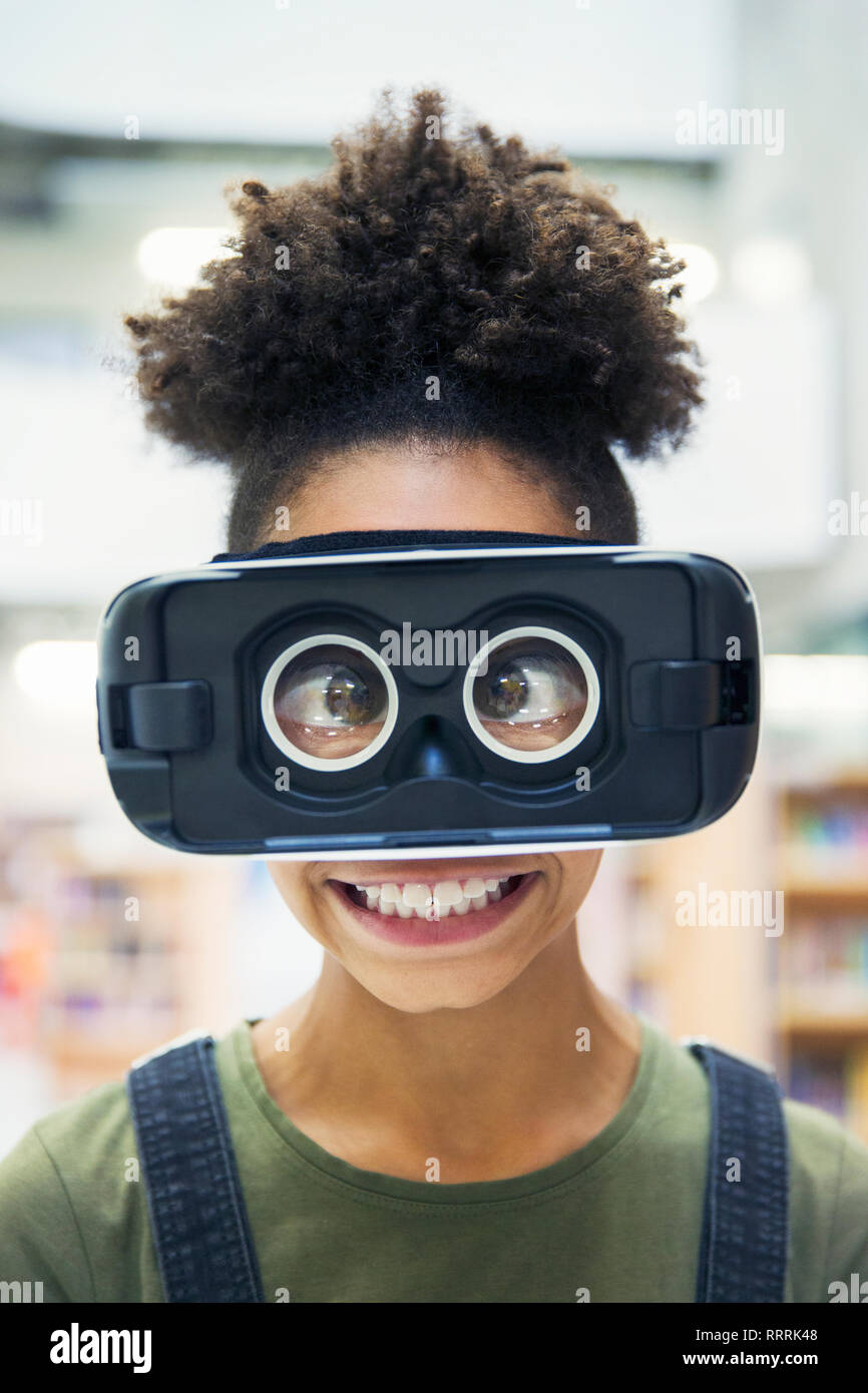 Ritratto silly, cross-eyed junior alta una studentessa che indossa la realtà virtuale simulator Foto Stock