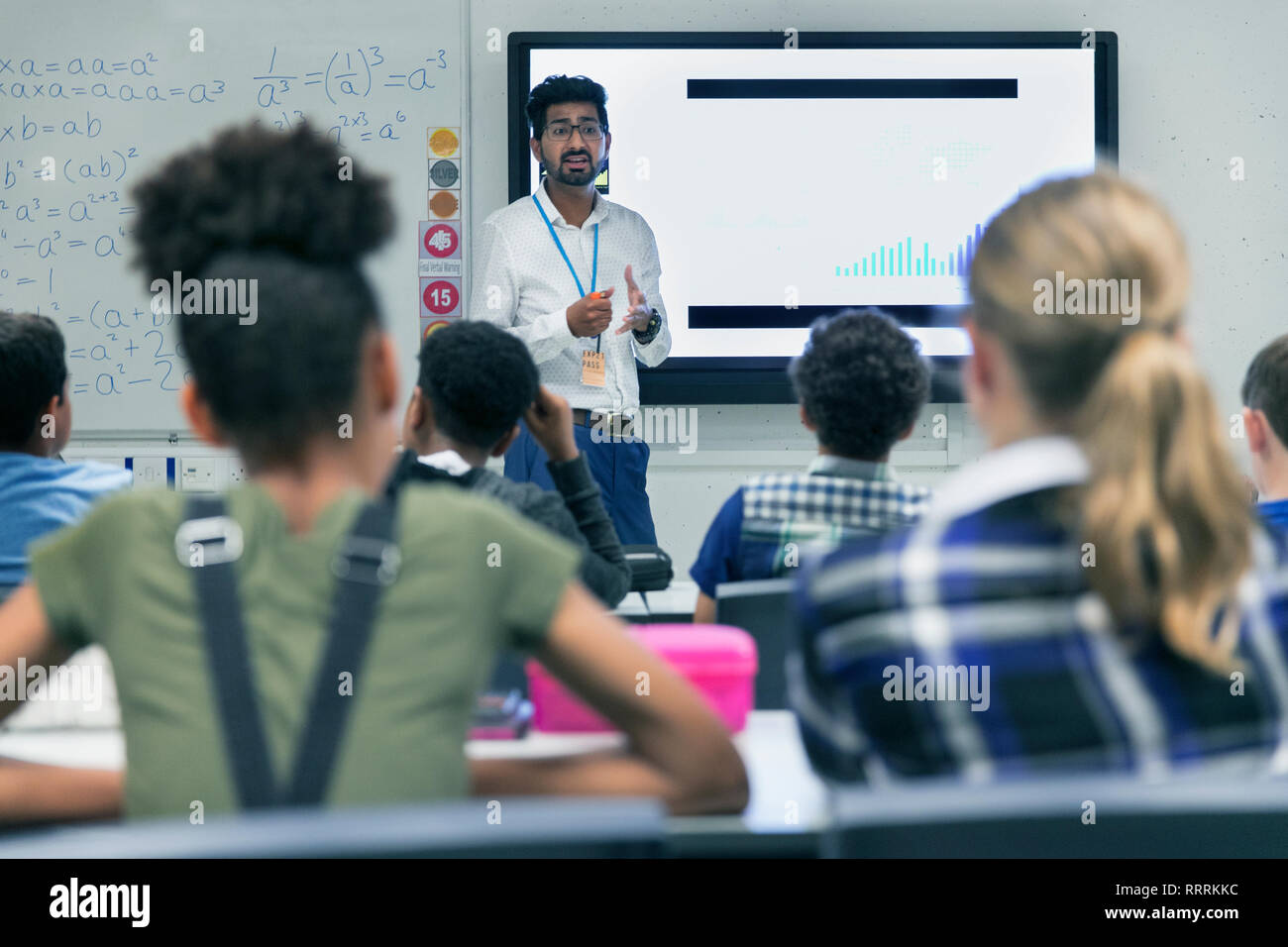 Insegnante maschio che conduce la lezione in aula Foto Stock