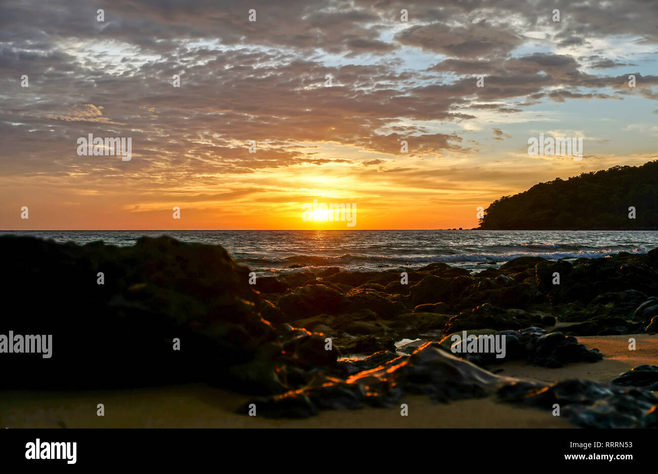 Il tramonto dalla spiaggia di Koh Russey Foto Stock