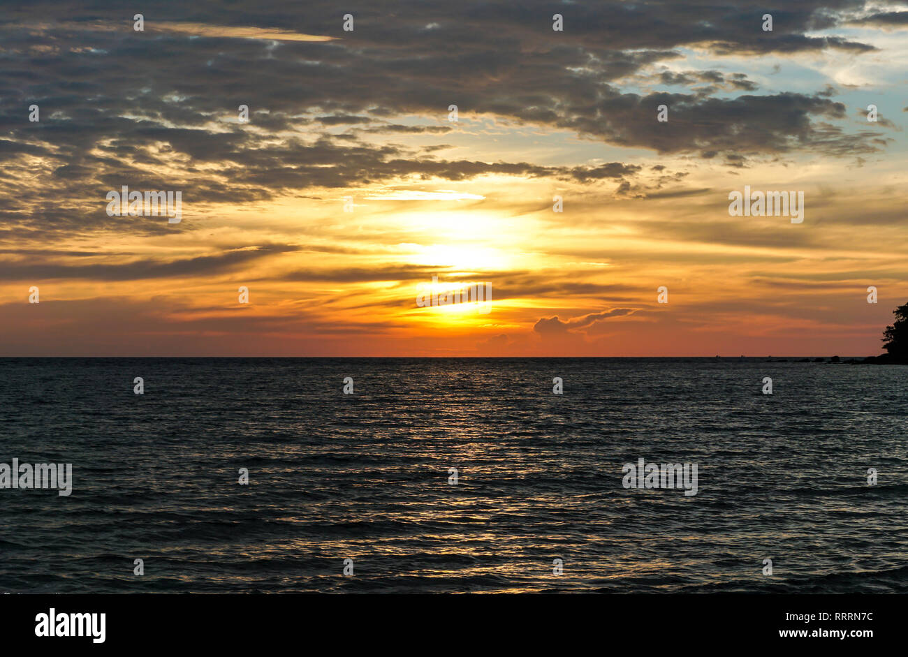 Il tramonto dalla spiaggia di Koh Russey Foto Stock