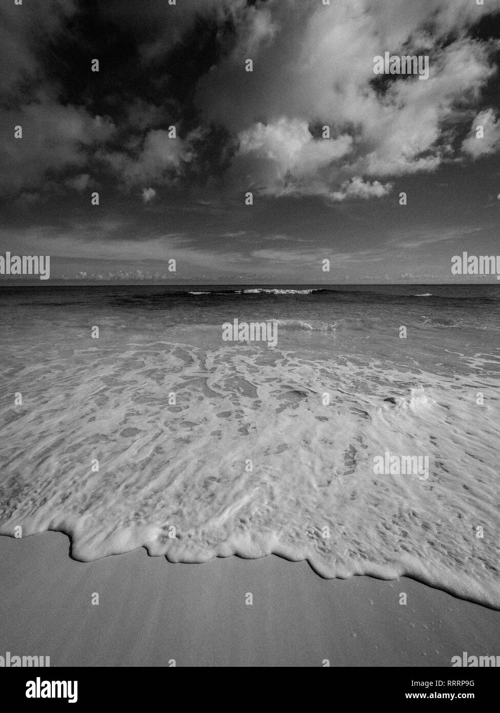 Forme d'onda colpendo Tropical Beach, Sky Beach, Costa Atlantica, Isola di Eleuthera, Bahamas, dei Caraibi. Foto Stock