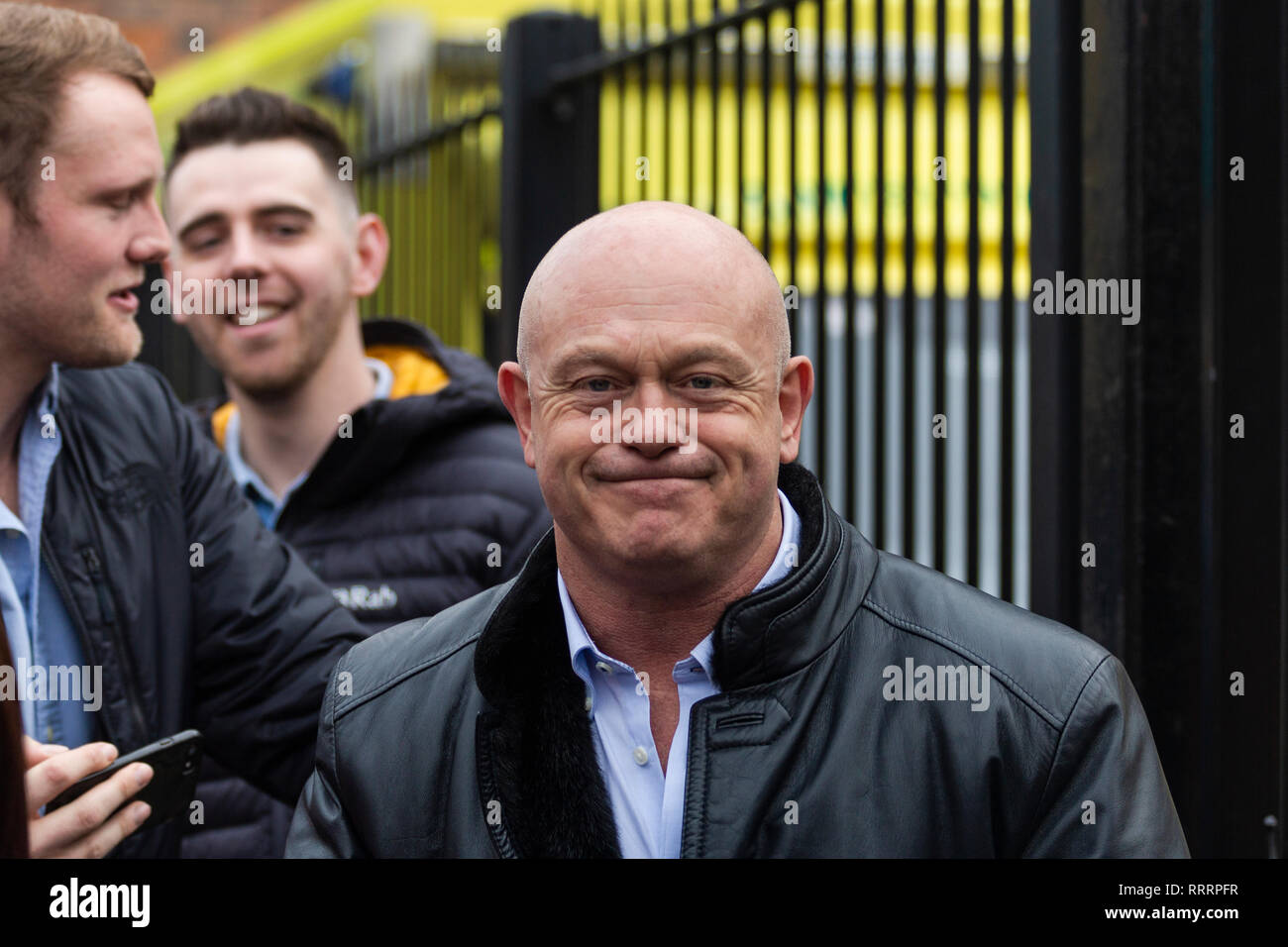 Sei Nazioni sostenitori sono visti tenendo selfies con l'attore Ross Kemp all'ingresso del Principato Stadium davanti la partita tra Galles e Inghilterra. Foto Stock