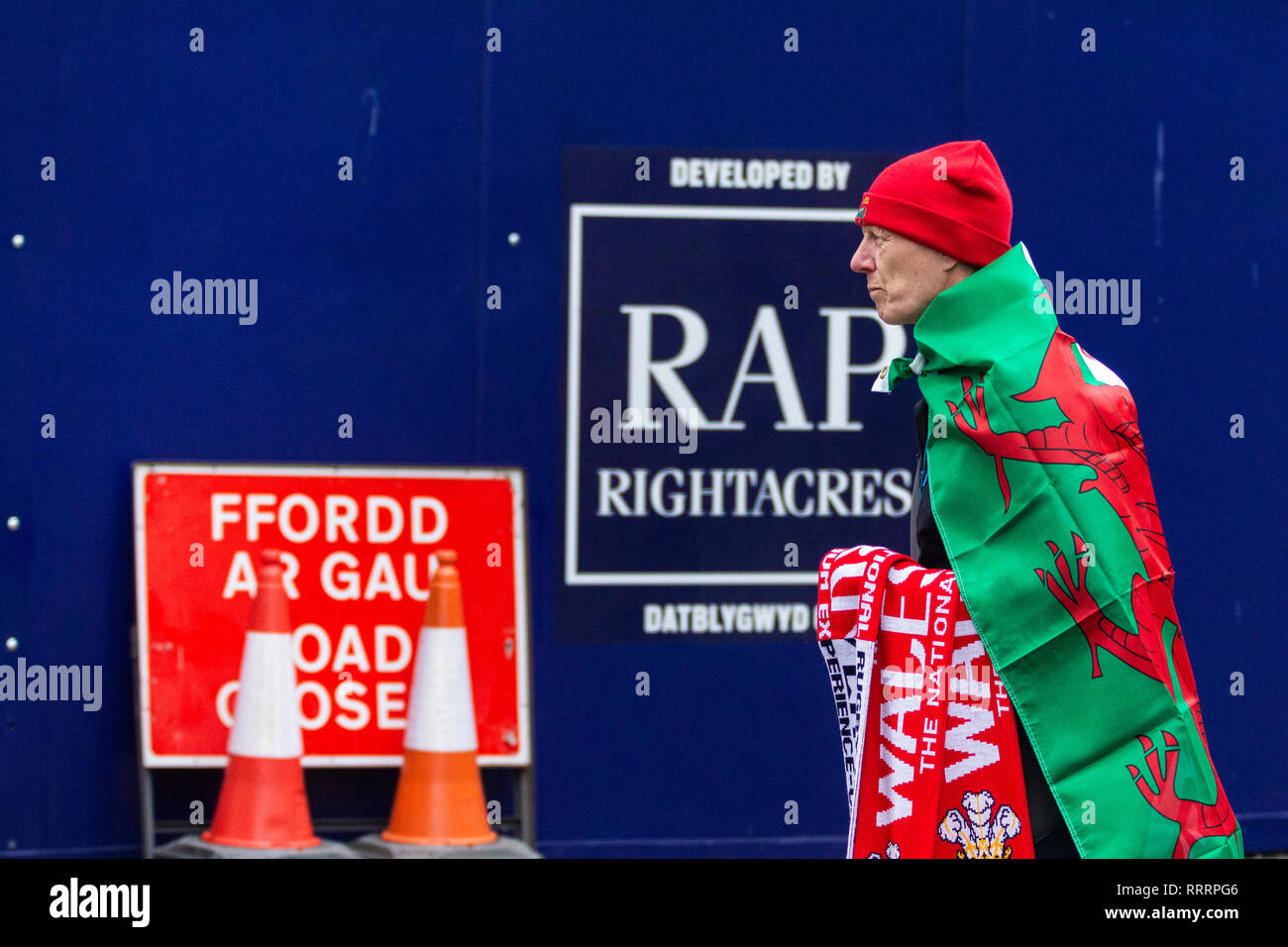 Merchandise bancarelle che vendono i cimeli del davanti del Sei Nazioni di gara di campionato tra Inghilterra e Galles il 23 febbraio 2019. Cardiff, Galles, UK. Foto Stock