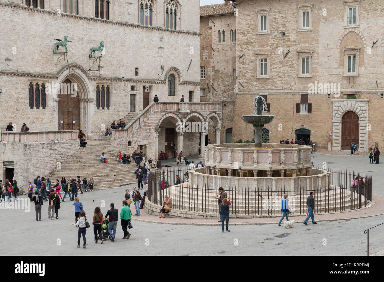 Piazza del Comune di Assisi, un medievale e antica città dell'Umbria Foto Stock