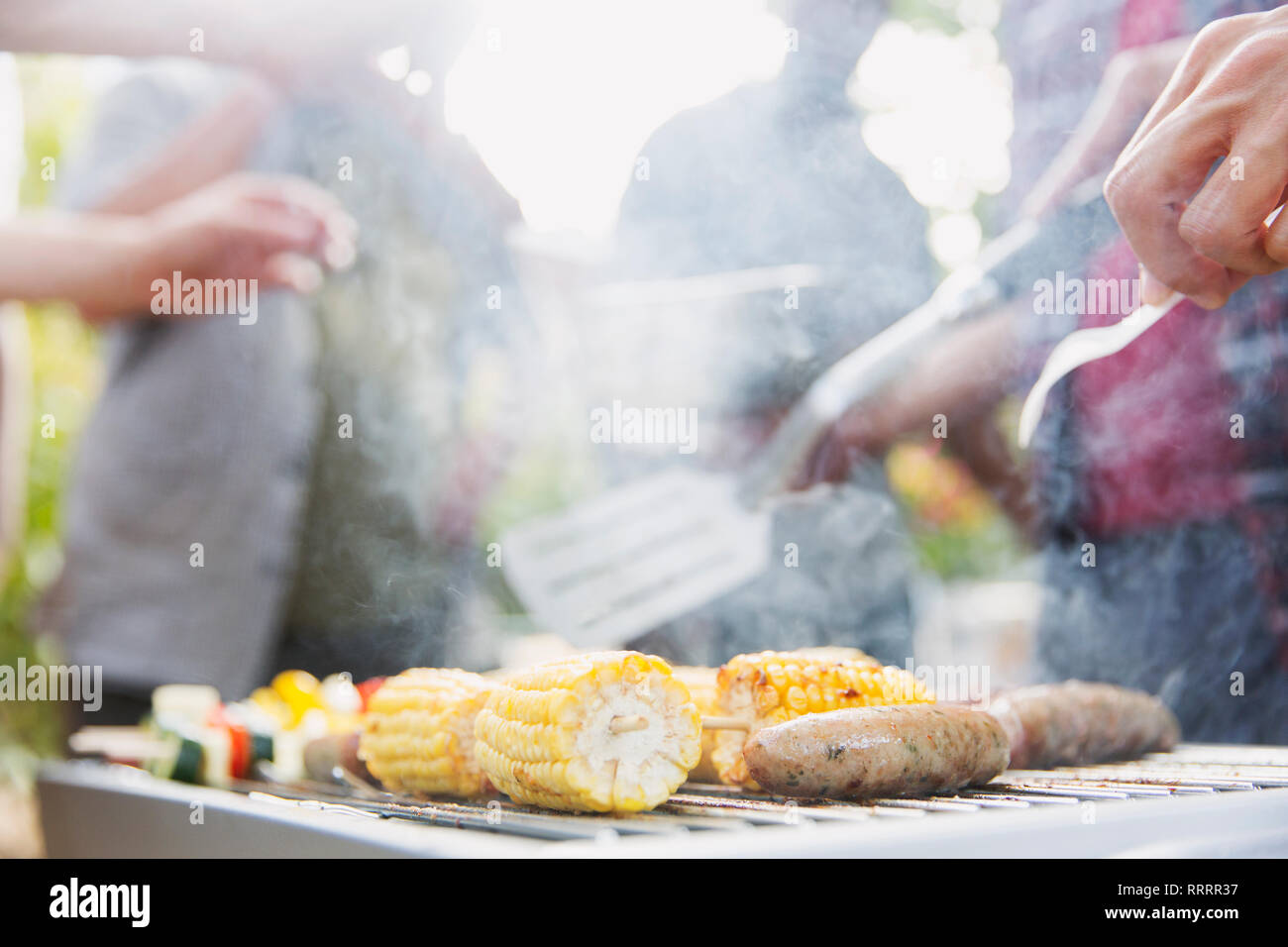 Tutoli, salsicce e spiedini di verdure per la cottura su barbecue grill Foto Stock