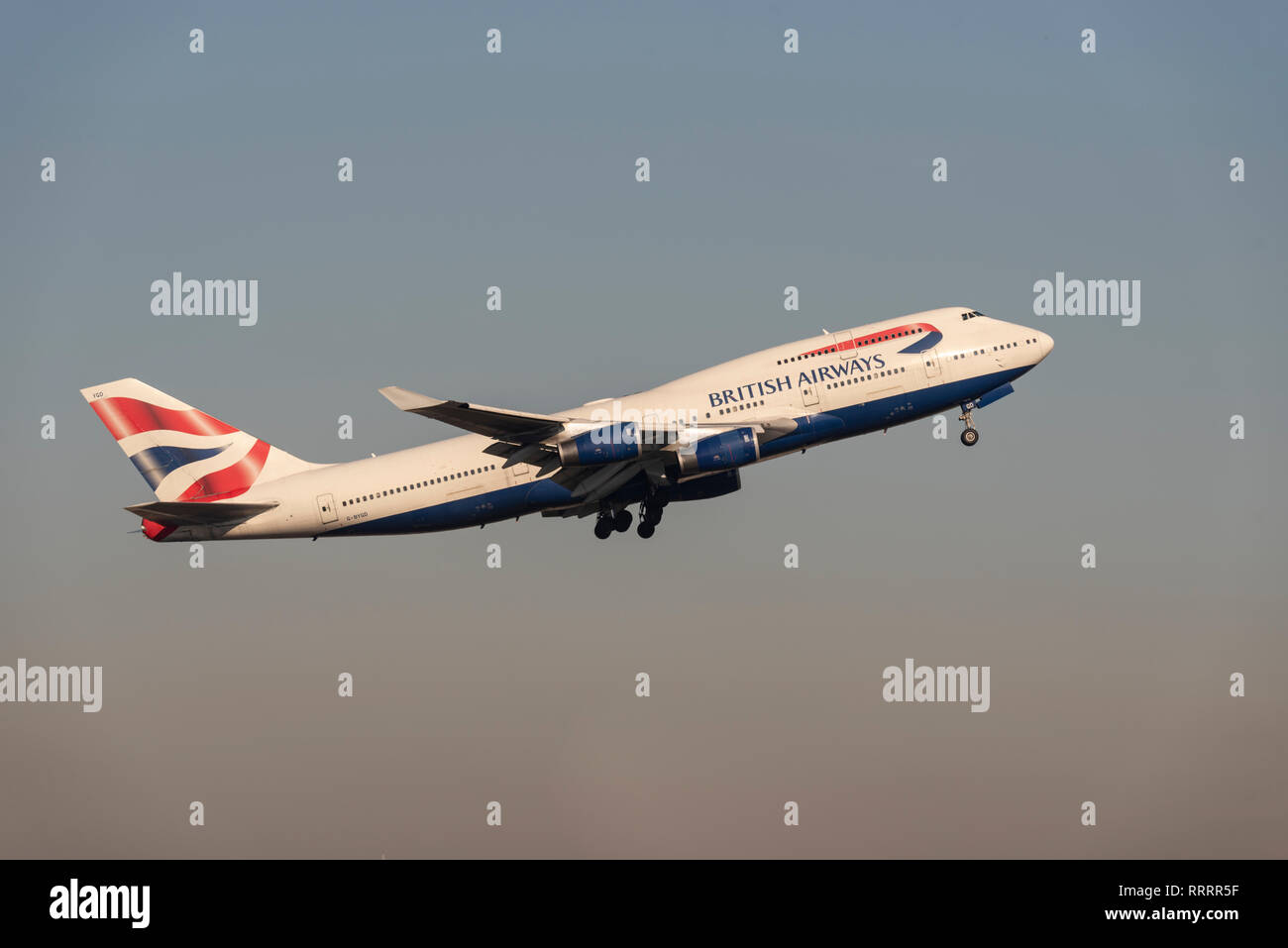 British Airways Boeing 747 Jumbo Jet aereo di linea G-BYGD decolla dall'aeroporto di Londra Heathrow, Regno Unito. Partenza del volo aereo Foto Stock