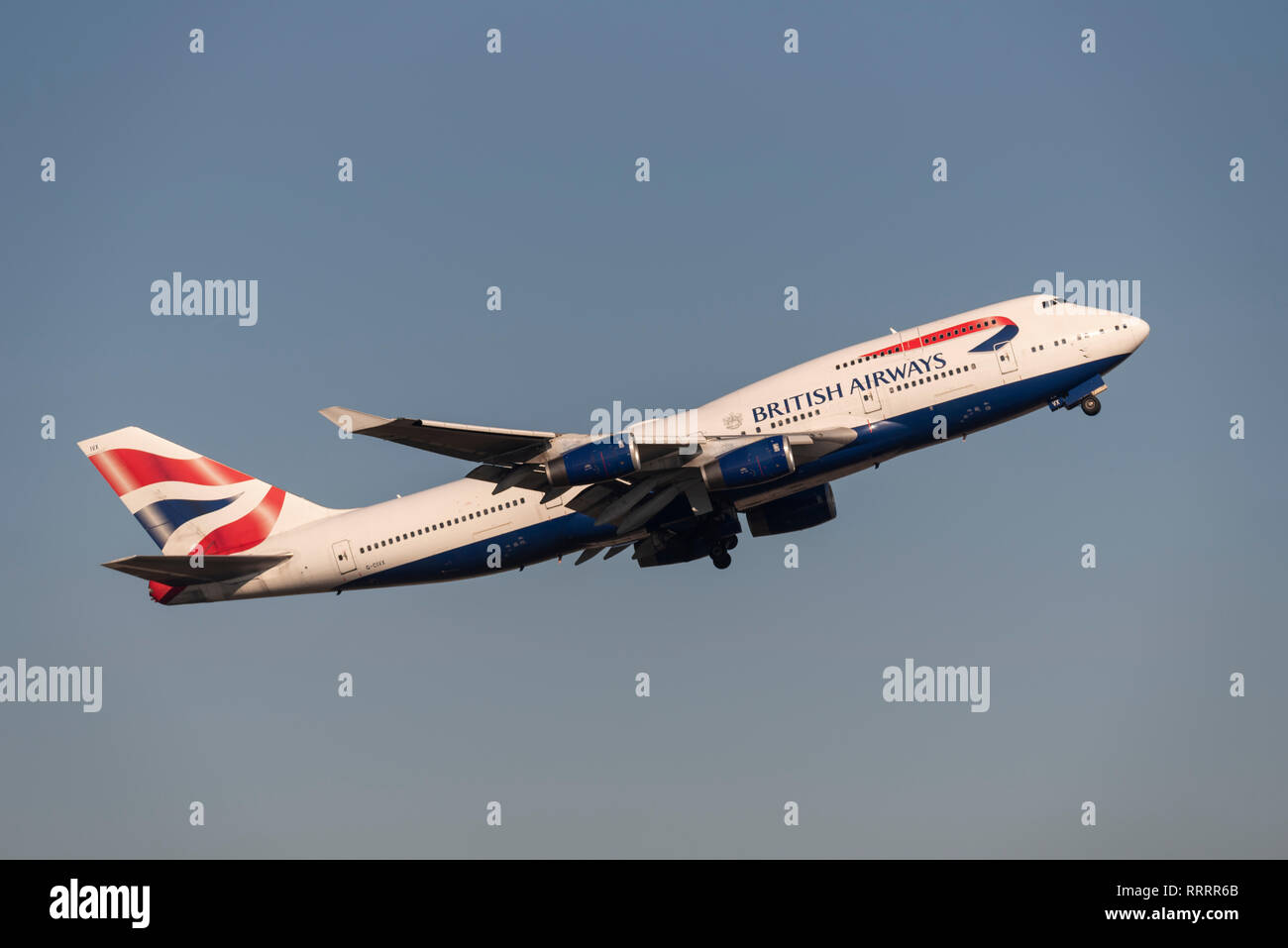 British Airways Boeing 747 Jumbo Jet aereo jet piano G-CIVX decollo dall'Aeroporto Heathrow di Londra, Regno Unito. Compagnia aerea della partenza del volo. 747-400 Foto Stock