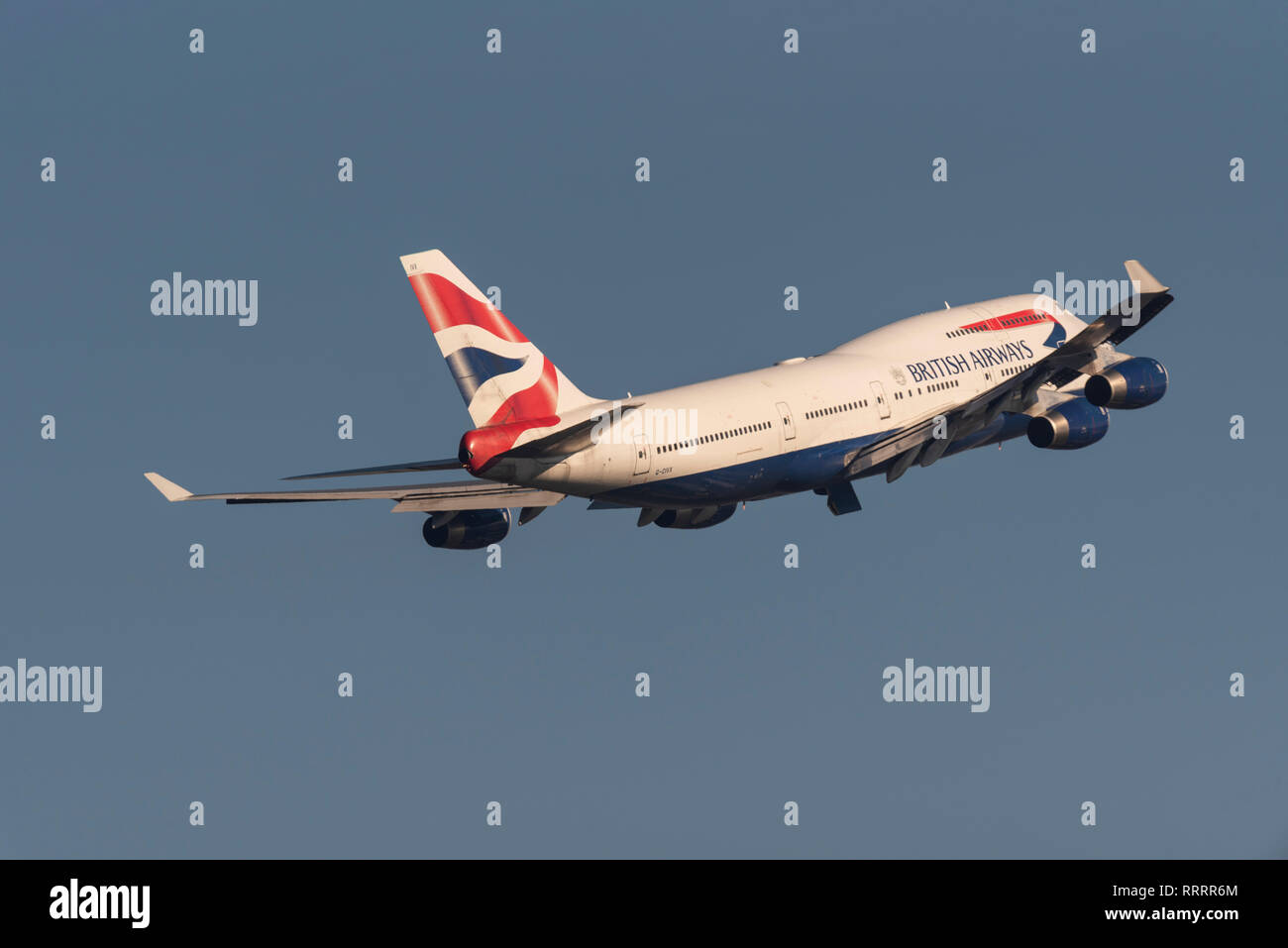 British Airways Boeing 747 Jumbo Jet aereo jet piano G-CIVX decollo dall'Aeroporto Heathrow di Londra, Regno Unito. Compagnia aerea della partenza del volo. La scalata di distanza Foto Stock