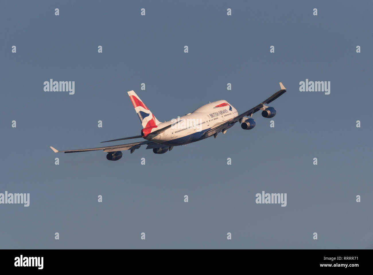 British Airways Boeing 747 Jumbo Jet aereo jet aereo decollo dall'Aeroporto Heathrow di Londra, Regno Unito. Compagnia aerea della partenza del volo. 747-400 arrampicata lontano Foto Stock