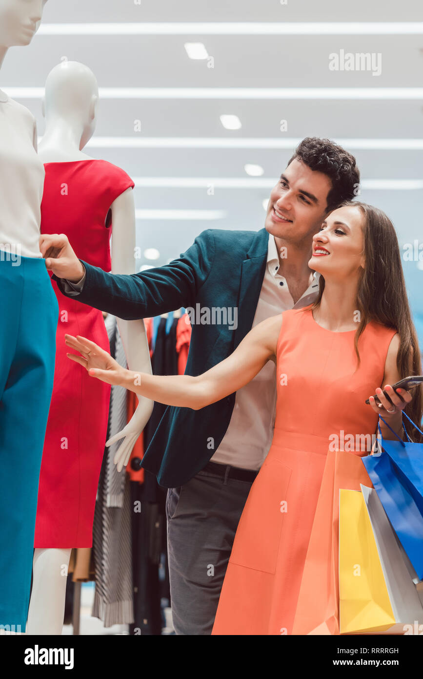 Paio di controllare i nuovi arrivi nella boutique di moda Foto Stock